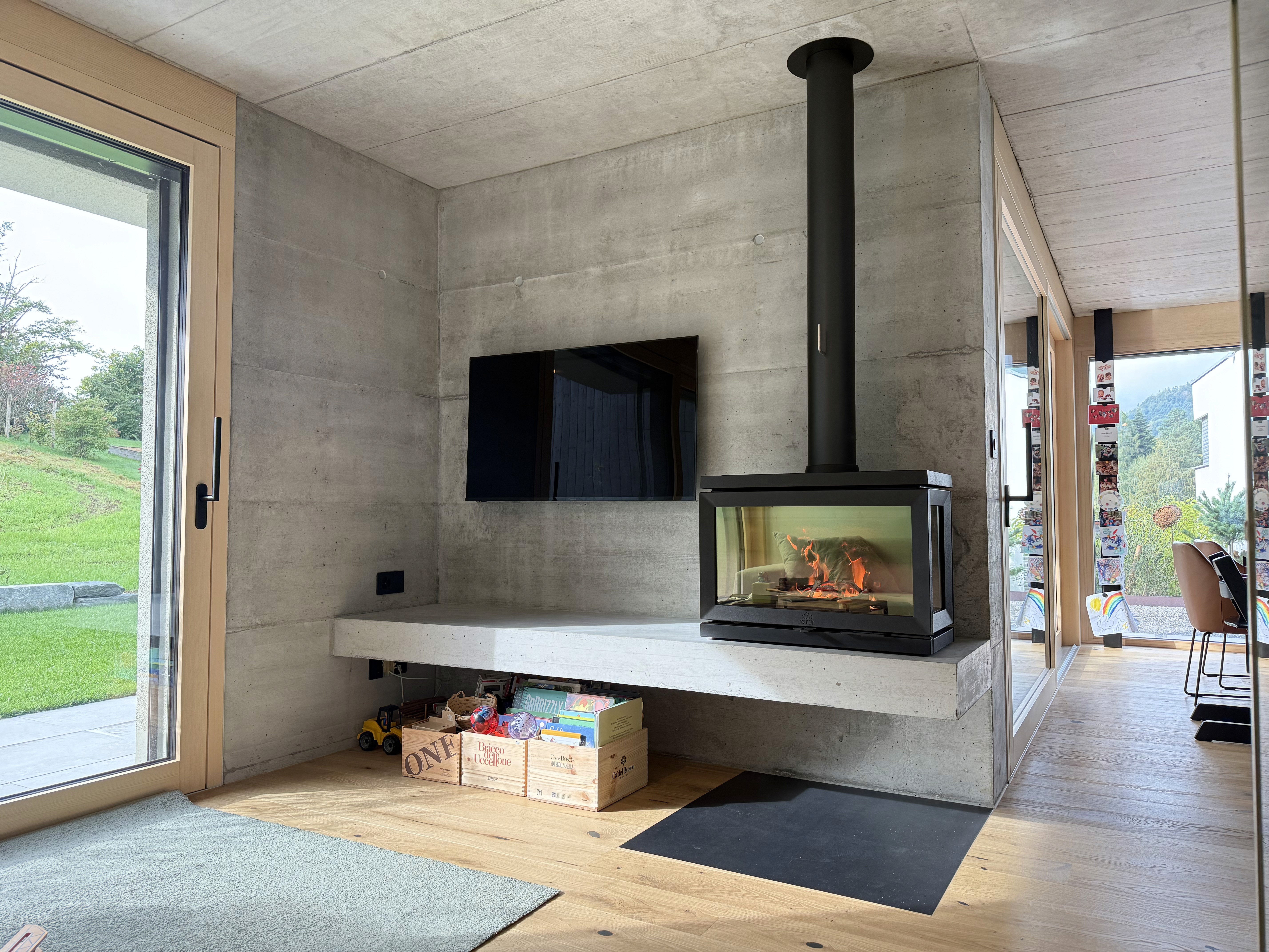 Cheminéeofen auf Betonbank