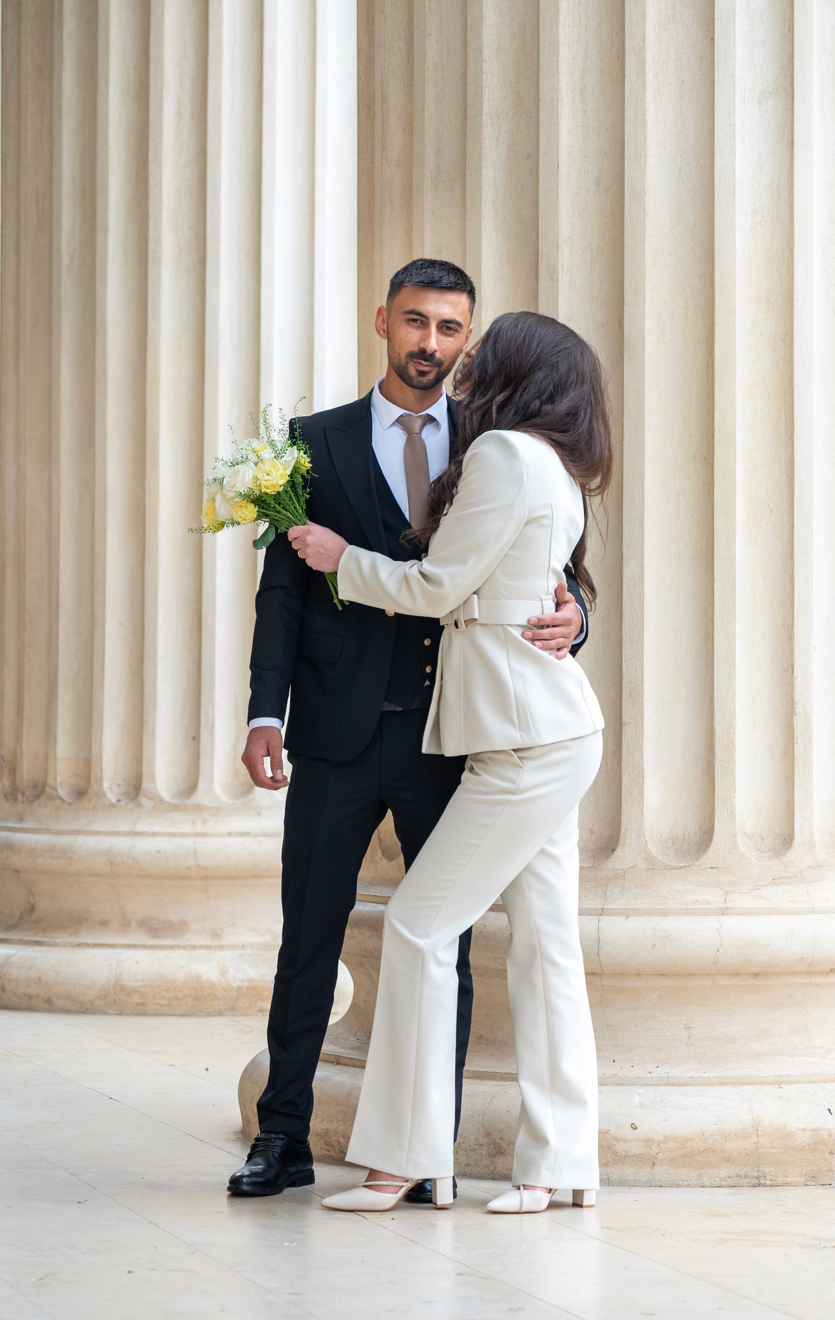 Fotografie de cuplu la cununia civilă în fața clădirii Stării Civile din București – ședință foto mire și mireasă după ceremonia de la starea civilă sector.