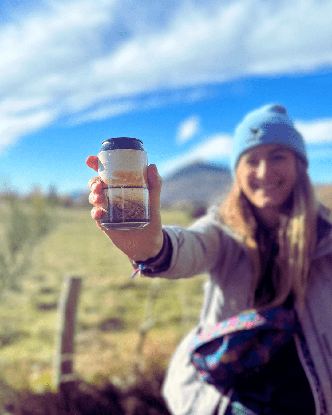 bonnet bleu avec canette blue jeans en premier plan
