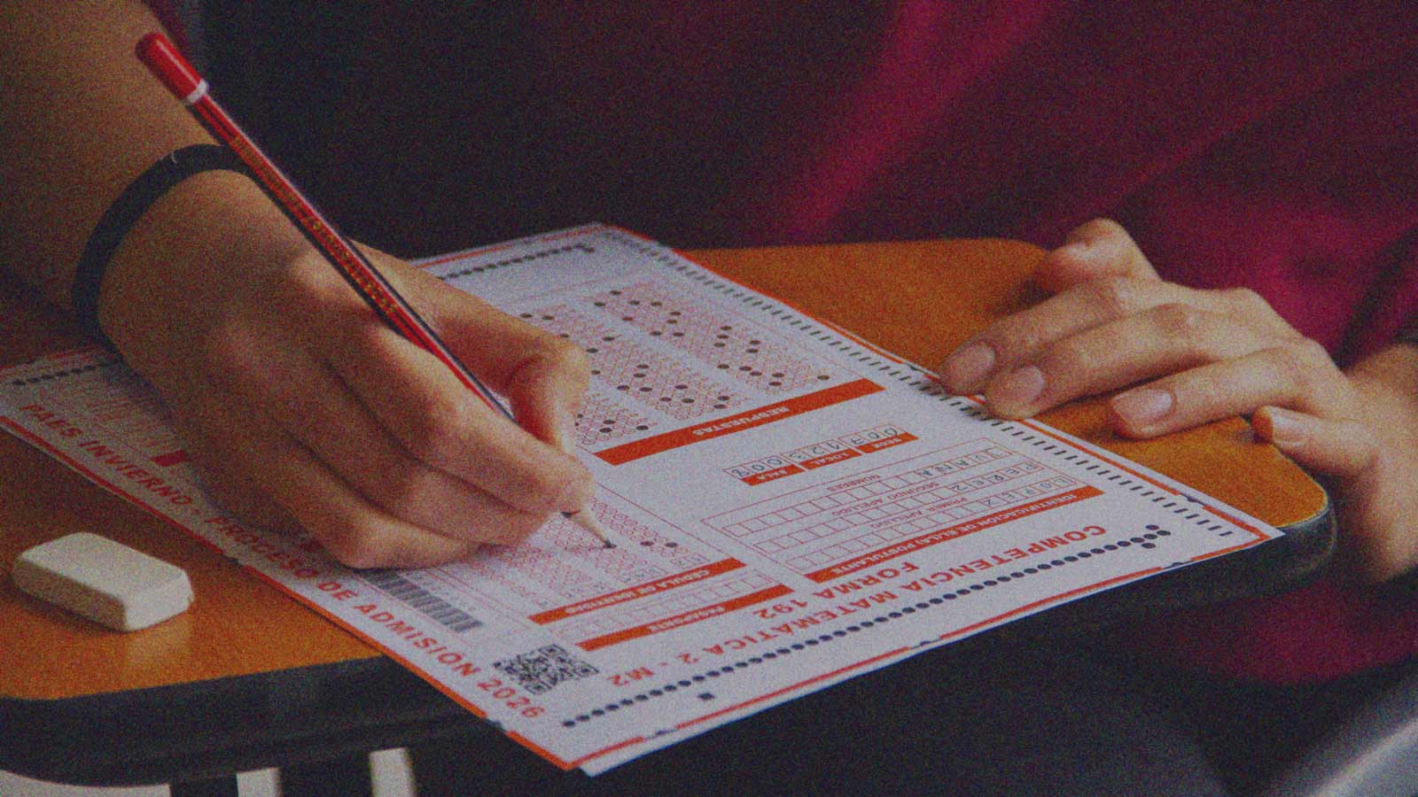 Foto de una persona que completa la hoja de respuesta de una prueba de selección universitaria en la columna de opinión PAES y Ranking: ajustes cosméticos de IdeaPaís.