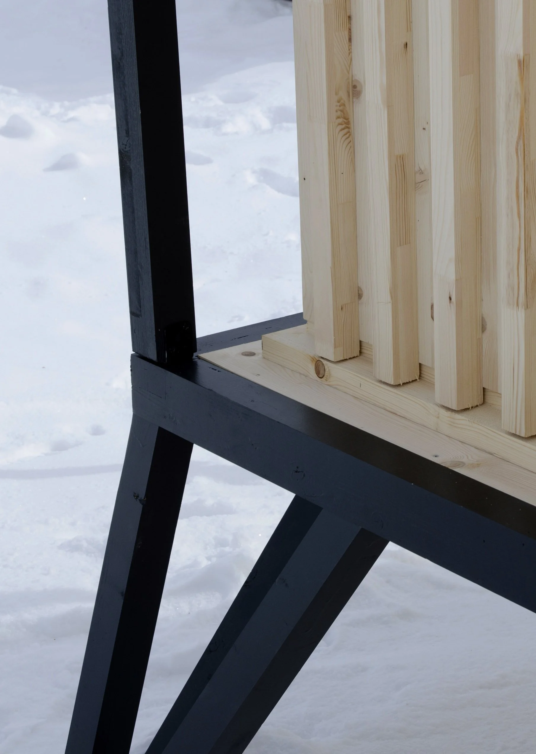 Détail des assemblages métal et bois de la cabane enfant Paris dans la neige