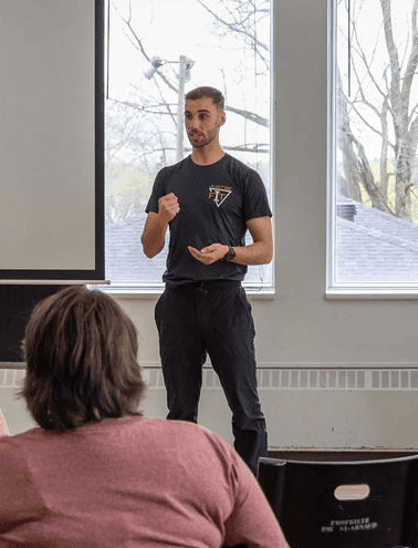 Étienne Gillard kinésiologue animant un atelier mindset et motivation pour femmes actives dans le cadre du programme Progrès-Fit