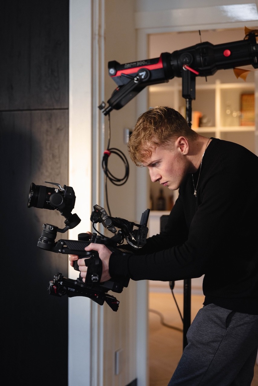 Wiebe van Hoek aan het filmen - Clipt