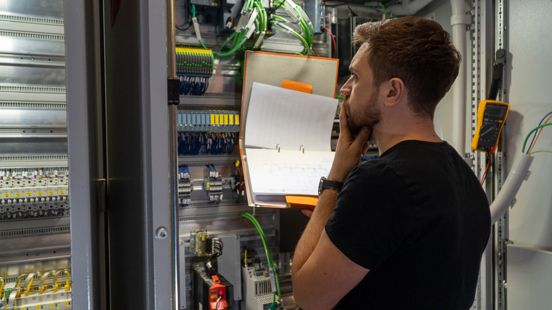 Žmogus analizuoja elektros schemą