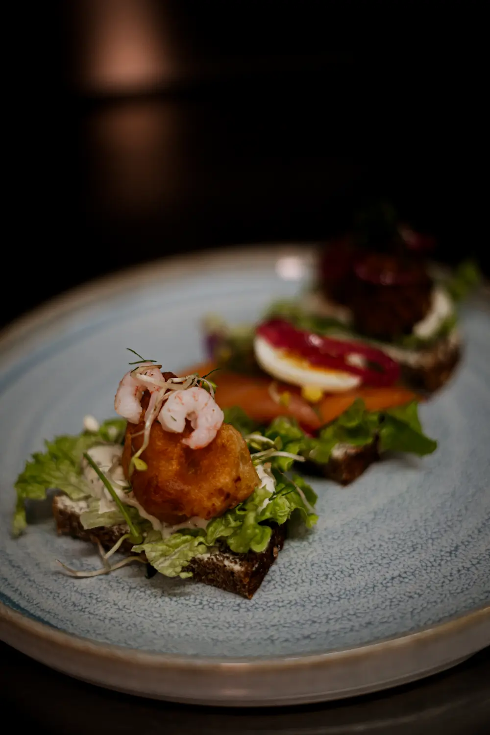 Modern angerichtetes Restaurantgericht mit frischen Zutaten und hochwertiger Präsentation