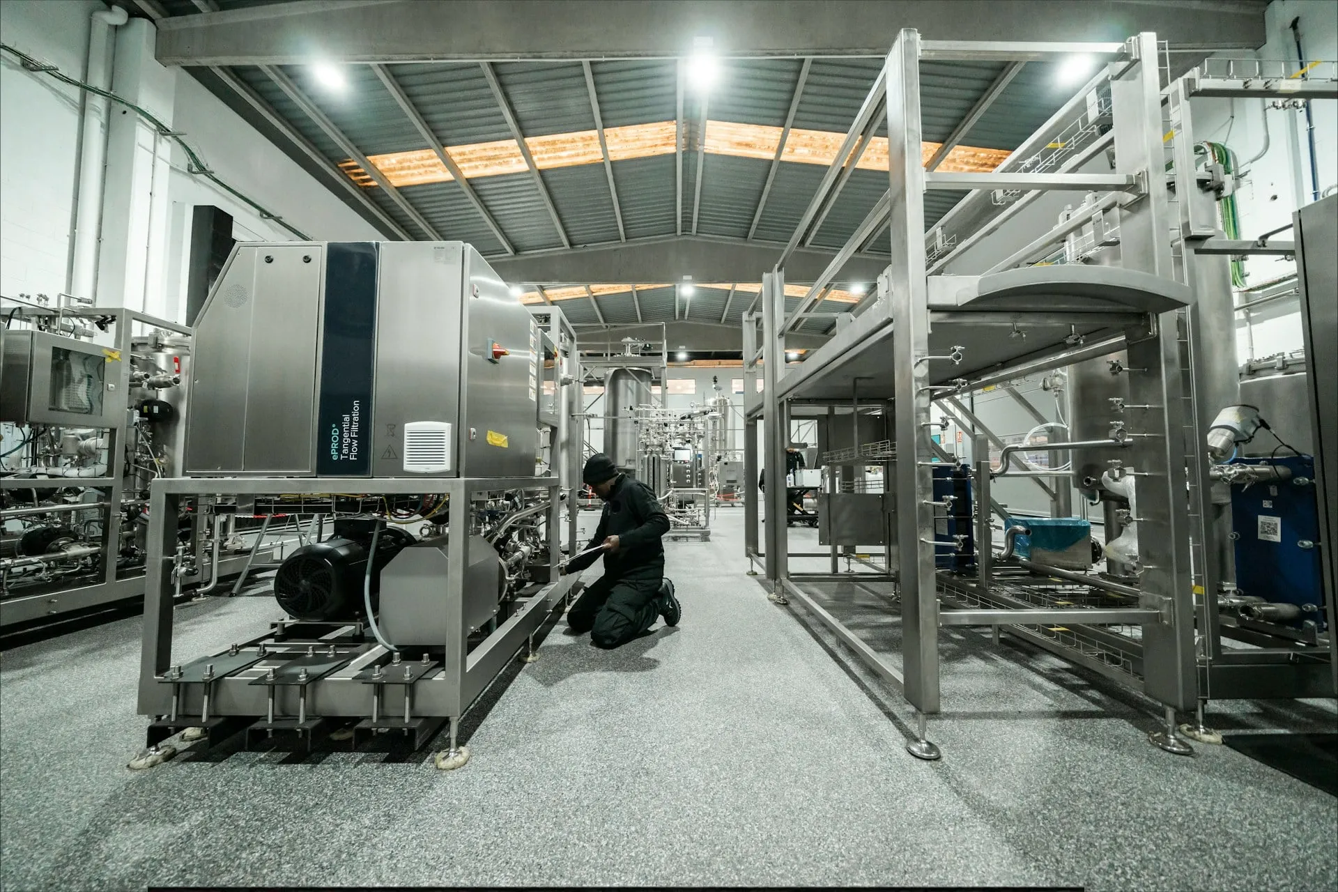 In einer modernen Fabrik arbeiten automatisierte Maschinen und verdeutlichen effiziente Fertigung.