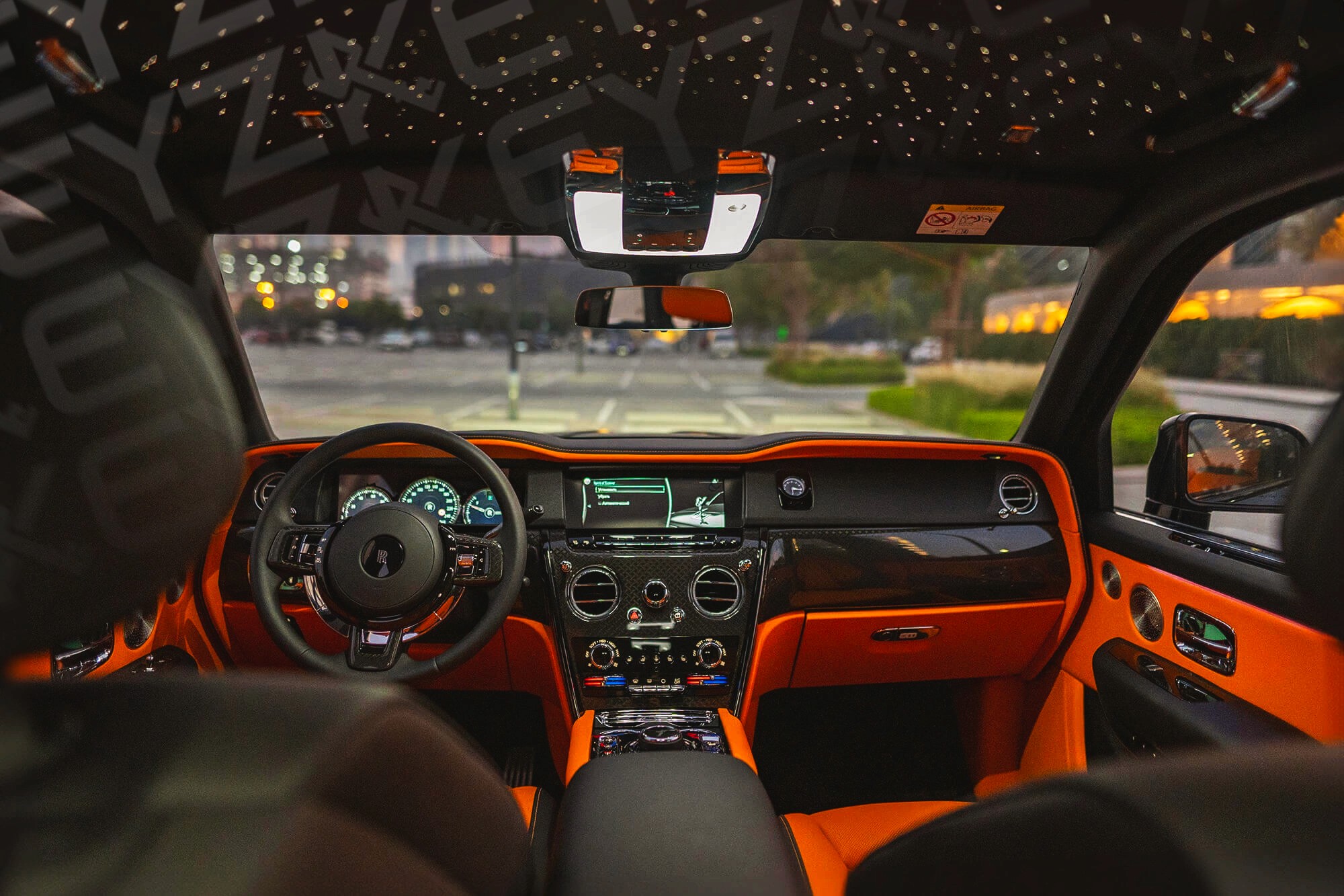 Vue interieur Rolls Royce Cullinan noir – Location voiture de luxe à Dubaï | Keyz Rent