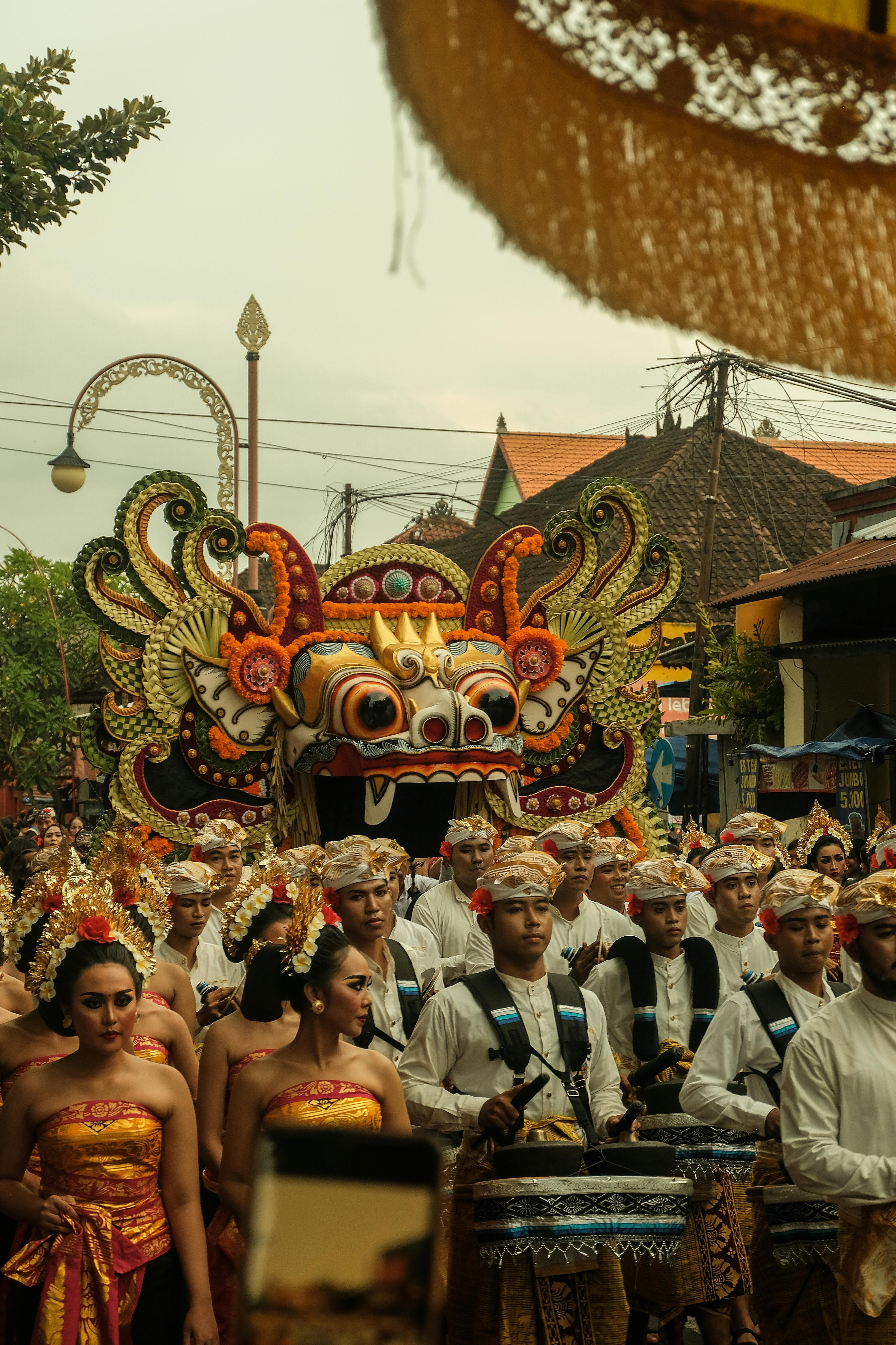 Dragon en papier mâché lors d'un événement culturel indonésien