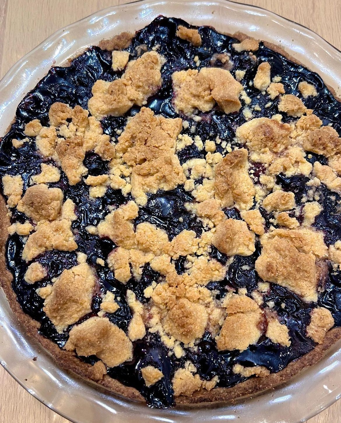 Blueberry cornbread crumble pie