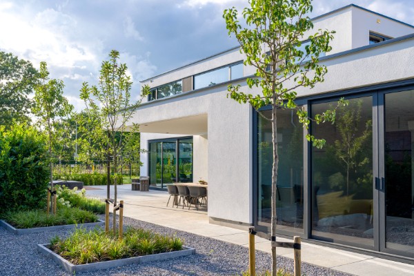 Moderne villa strak stucwerk veranda