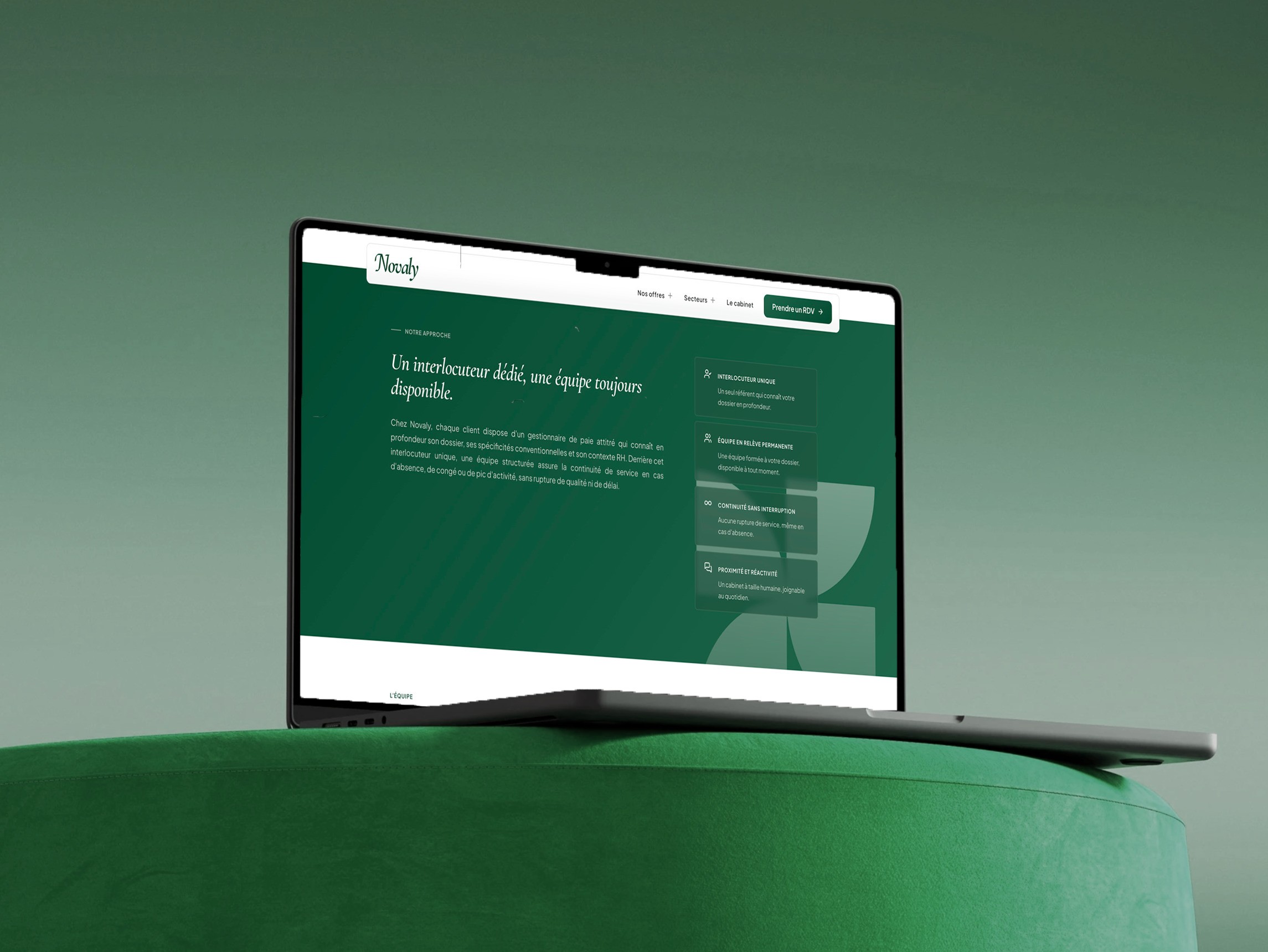 Section "Notre approche" du site Novaly Paie sur MacBook, présentant l'interlocuteur dédié et la continuité de service