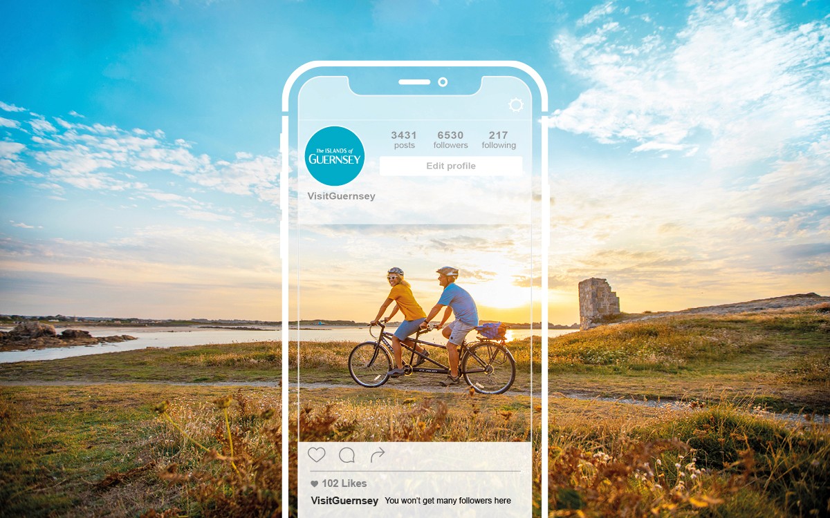 Two people cycling at sunset in Geurney