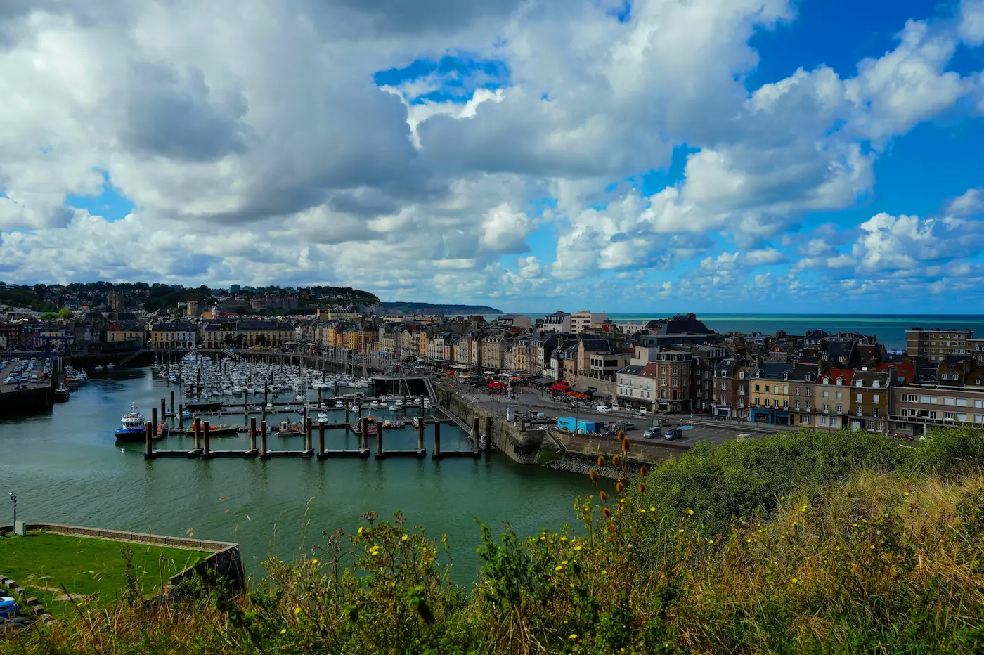 Vue panoramique du port de Dieppe en Normandie avec ses quais et la mer