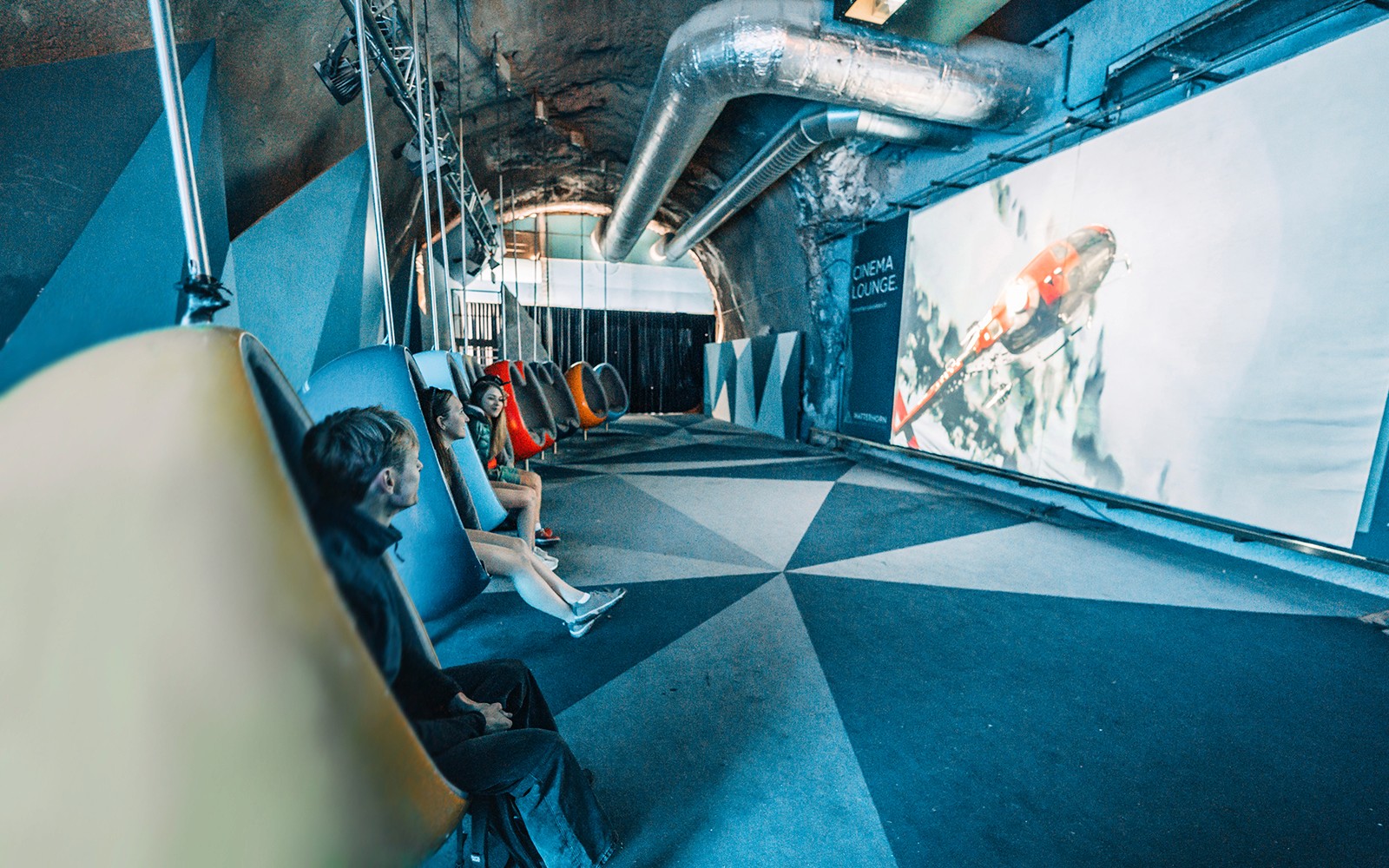 सिनेमाघर लाउंज ब्रेथॉर्न सुरंग के अंदर मैटरहॉर्न ग्लेशियर पैराडाइज़, ज़रमैट, स्विट्ज़रलैंड में।