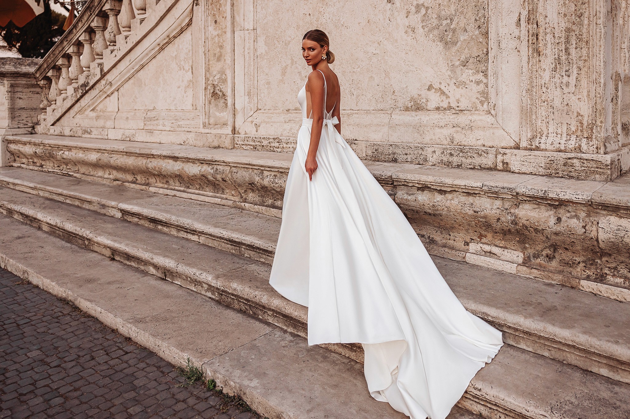 Rückenfreies Brautkleid mit transparenten Spitzeneinsätzen und Knopfleiste