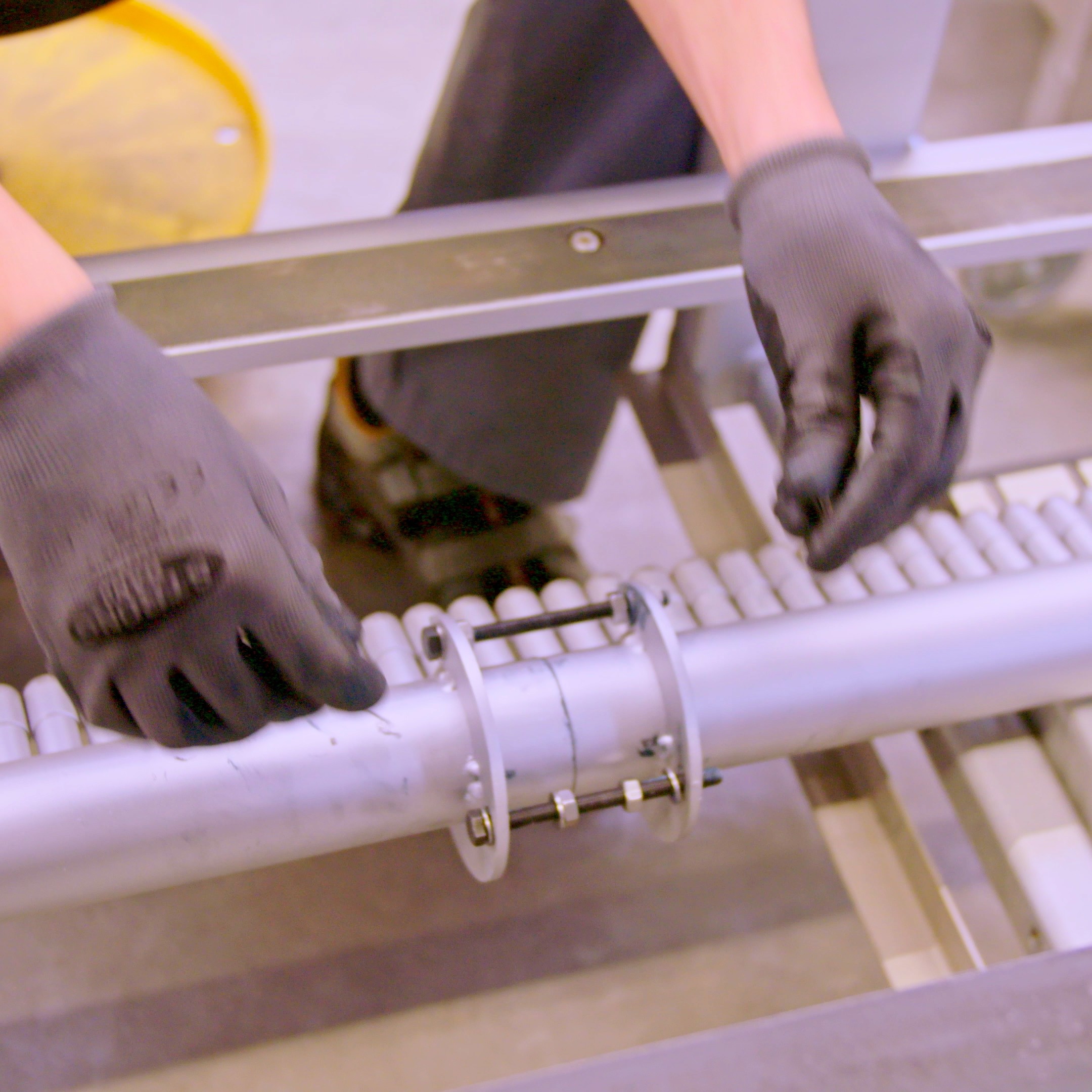 Hände beim schrauben