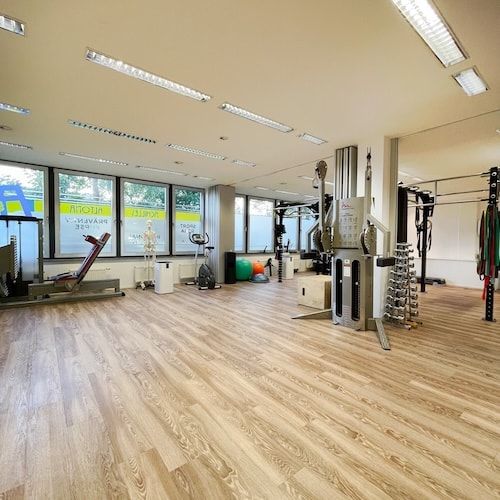 Der Blick in den Sportraum mit Sicht auf die Beinpresse und den Kabelzug.