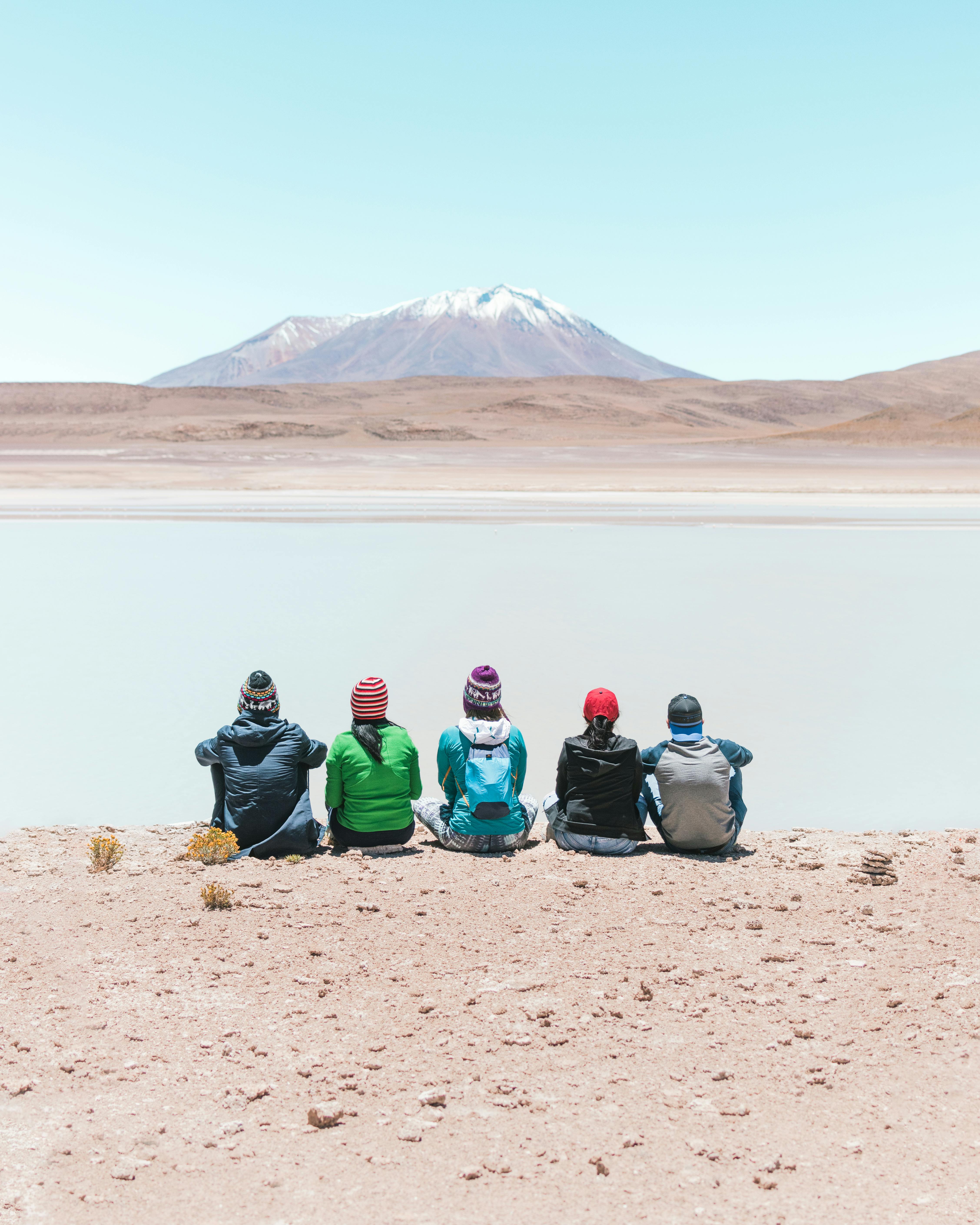 personas mirando hacia el fondo de un paisaje natural 