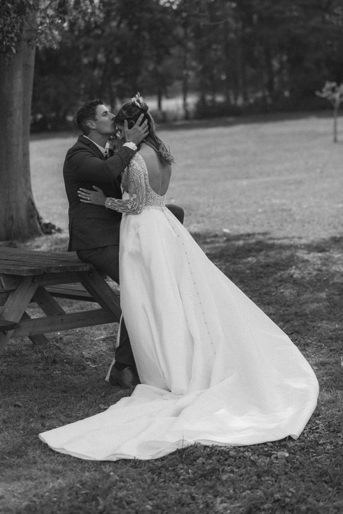 Album photo de luxe — French wedding photographer Paris — luxury wedding book France — Maison Elion — relique photographique rare — fragment intemporel — rituel artistique — photographe mariage haut de gamme — Seine-et-Marne 77 — album mariage bespoke sur mesure — timeless photography France — image symbolique — luxury French wedding photography