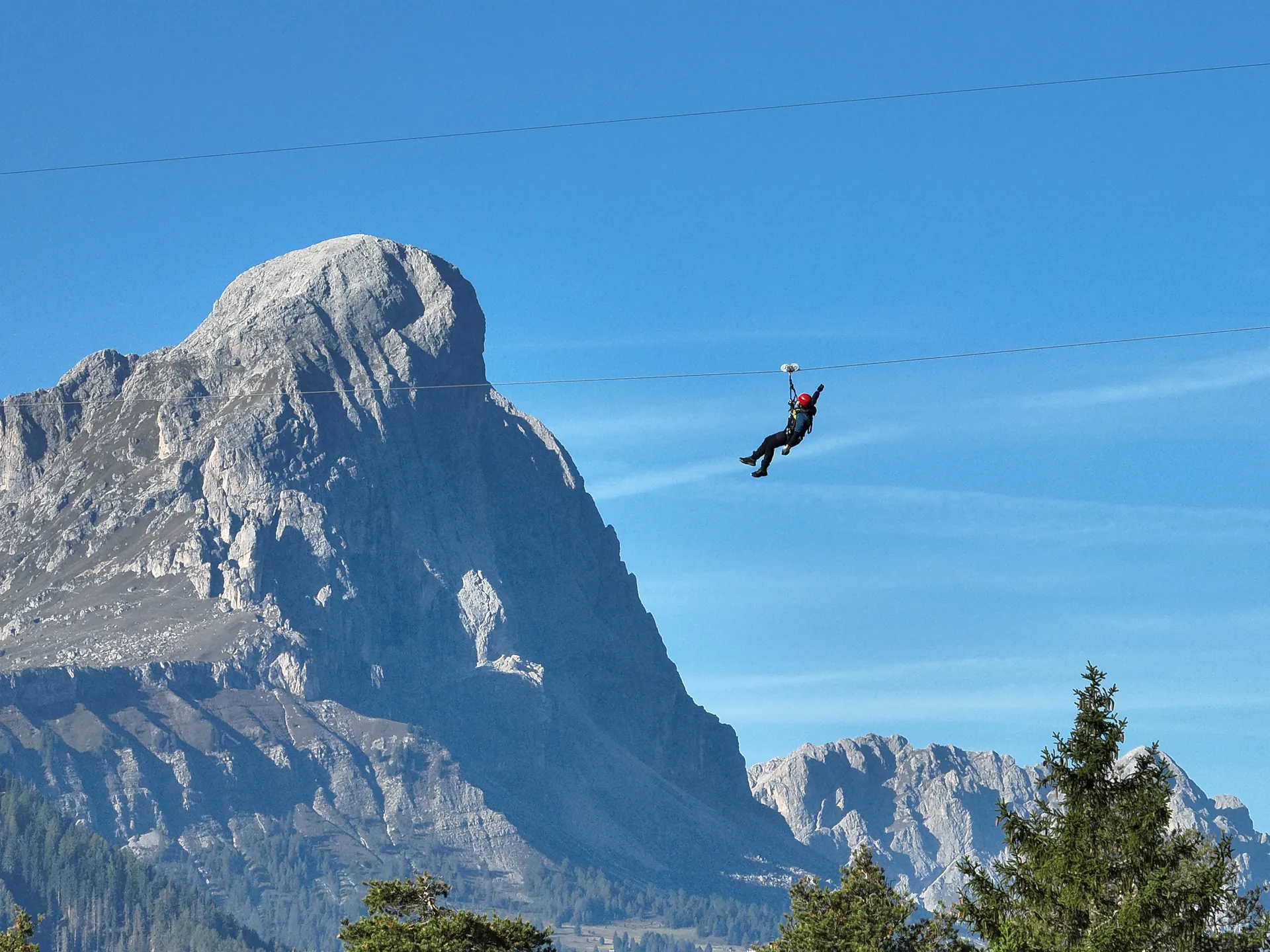 Zipline con spettacolare cima dolomitica e cielo blu