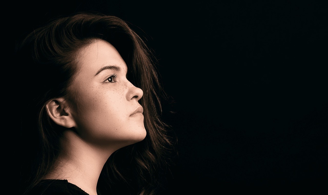 woman wearing black shirt