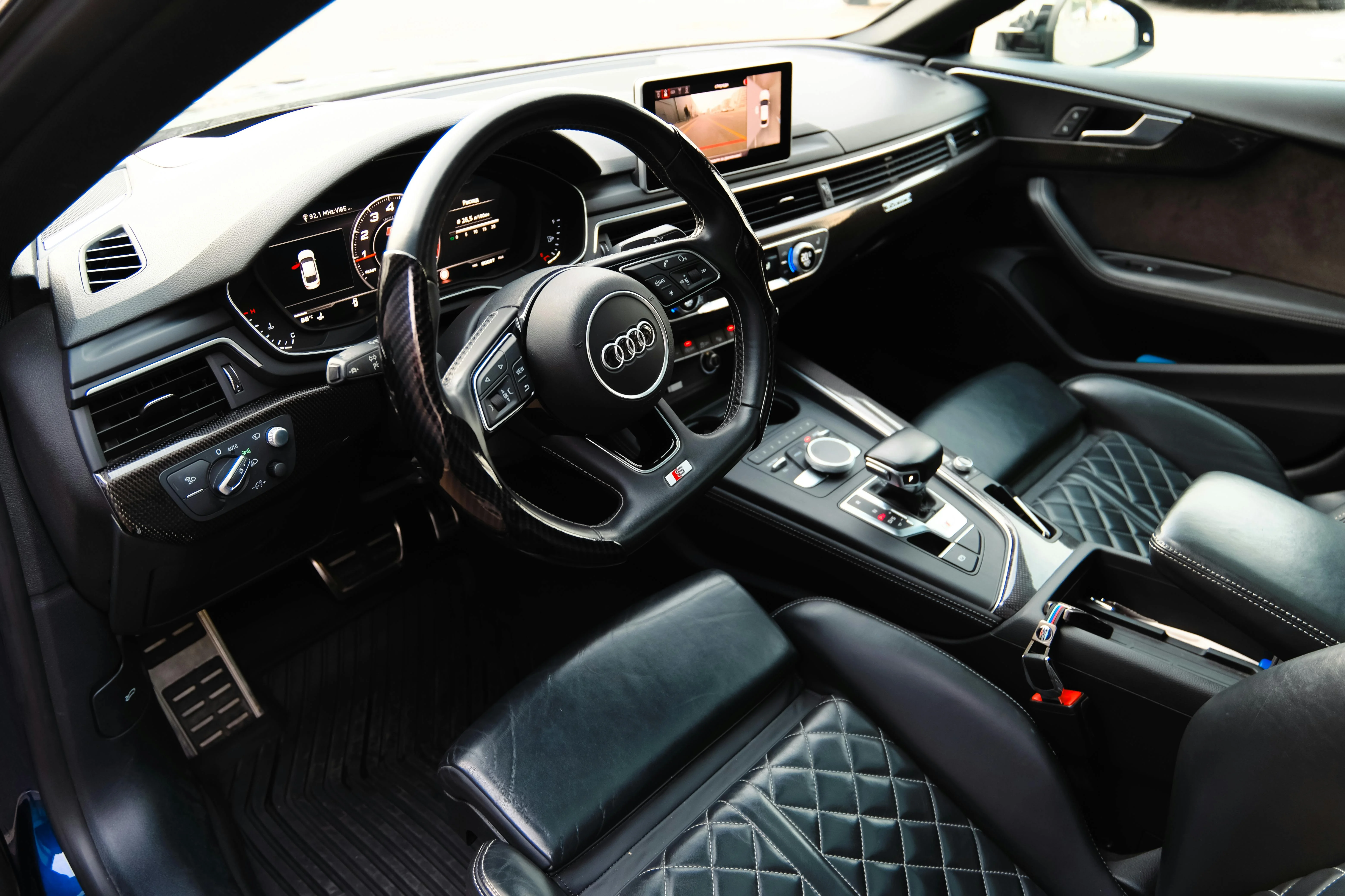 Le poste de conduite Audi S Line reflète le savoir-faire de la marque, entre confort, innovation et finition irréprochable.