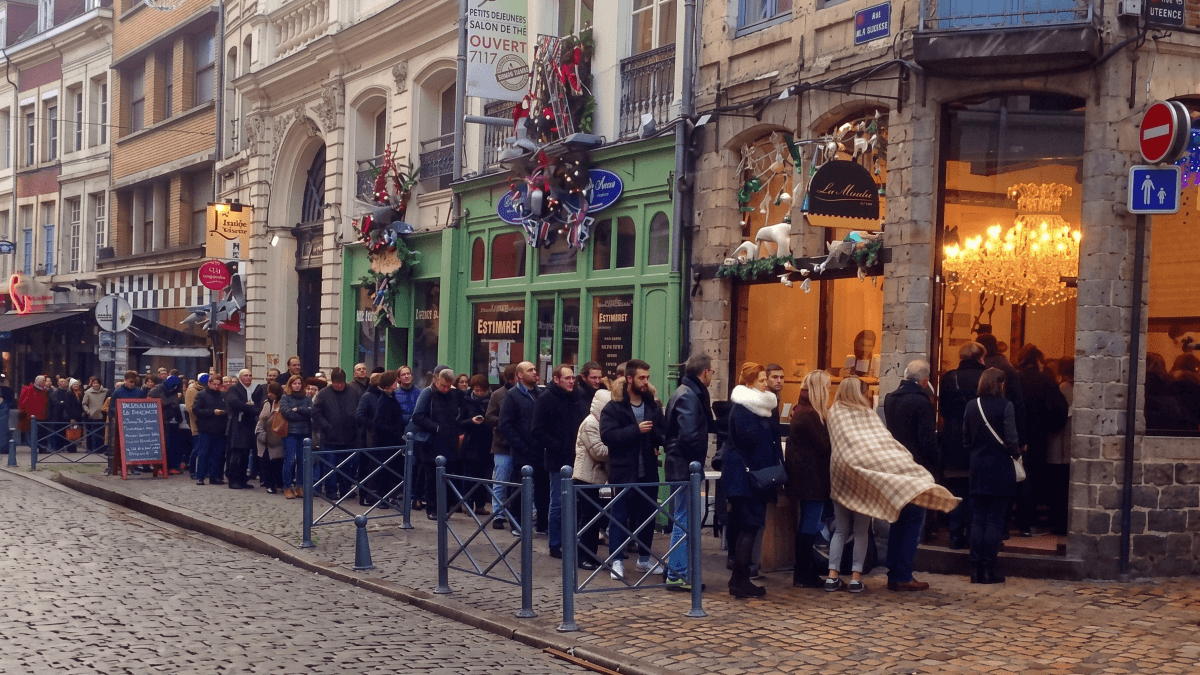 File d'attente devant la boutique Aux Merveilleux de Fred, rue de la Monnaie dans le Vieux-Lille