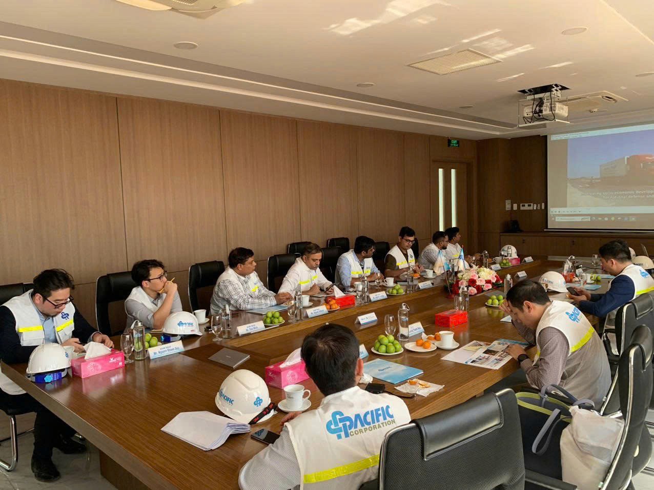 Ảnh 3: Mentor Nhật Minh trong cuộc họp của Tập Đoàn Adani (tại Việt Nam)