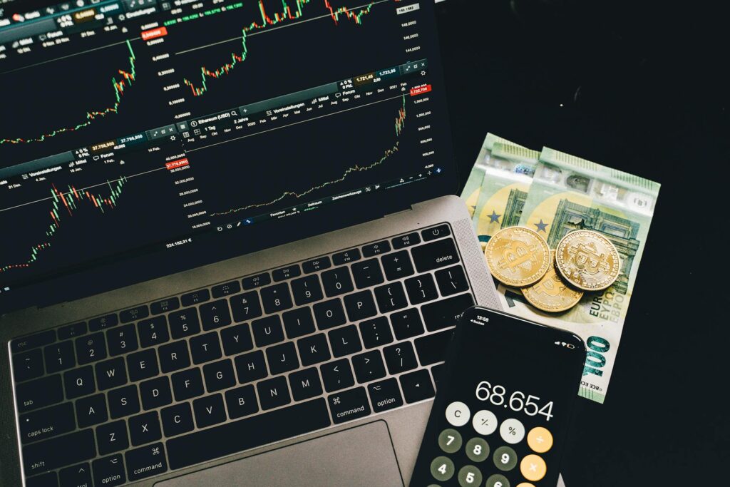 Jakie są różnice między aplikacjami darmowymi a płatnymi w Shopify Marketplace?