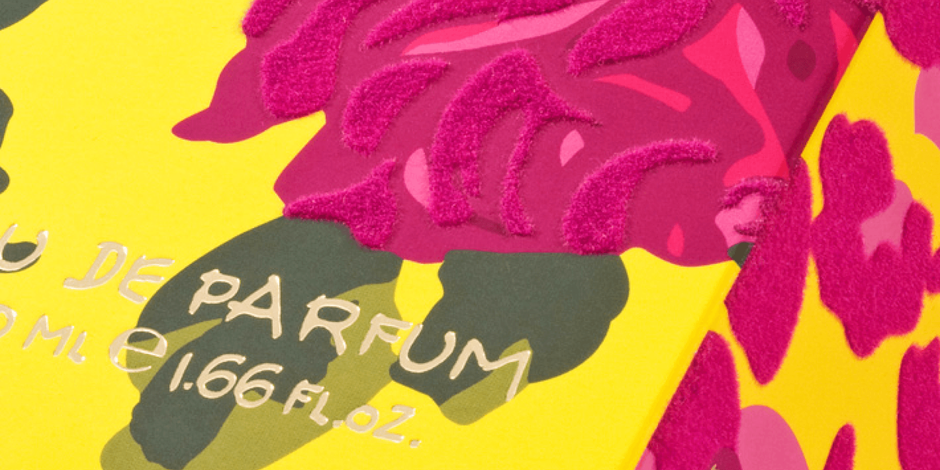 Betsey Johnson Parfum – Closeup des Packaging-Drucks mit beflockten Magenta-Leoparden-Flecken in Samtoptik auf gelbem Grund, gemalten grünen Blättern und goldener Heißfolien-Typografie „Parfum, 1.66 fl.oz.".