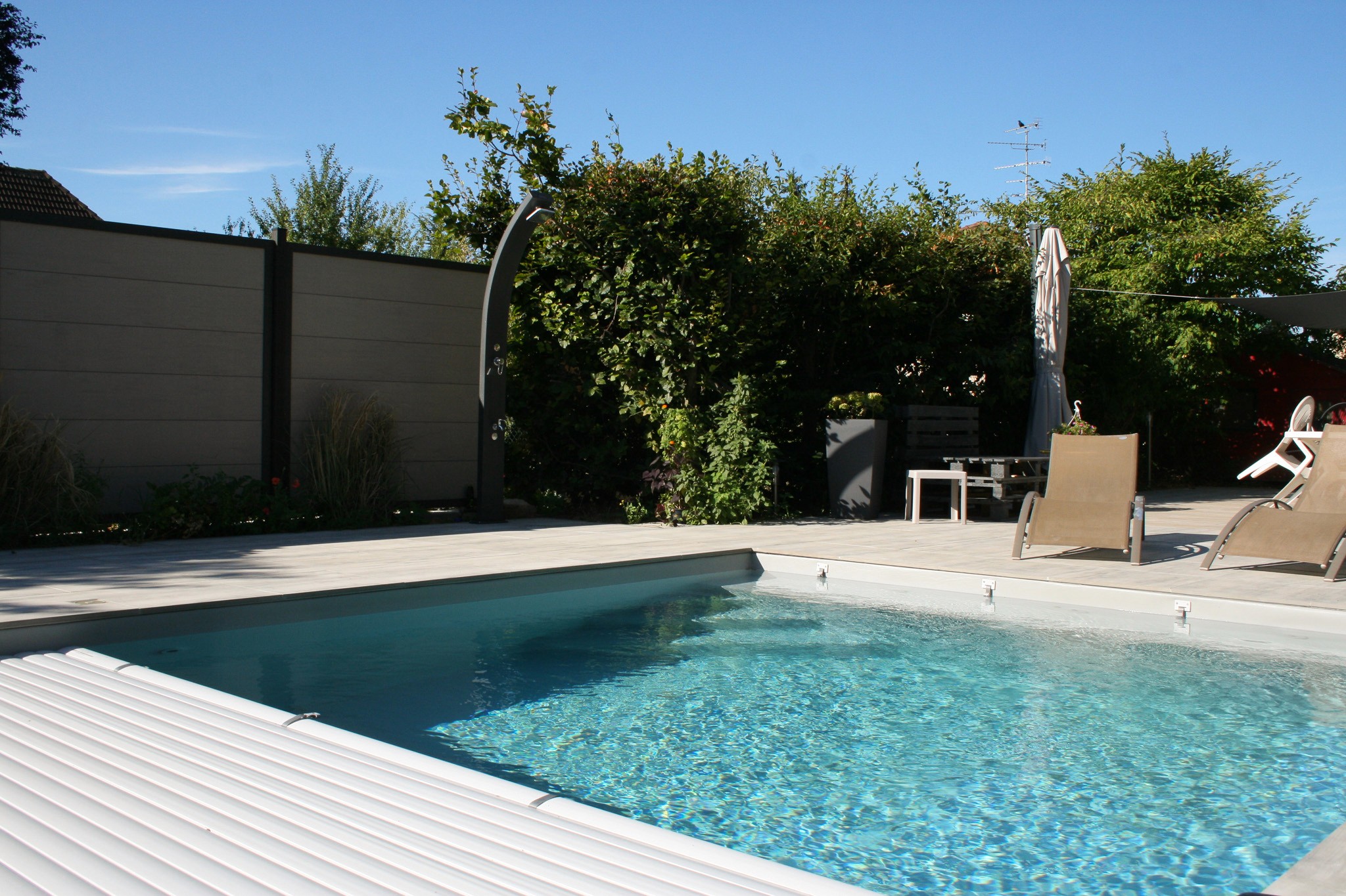 Piscine béton et plage de piscine à Rosenau (68) par Acqua Terra, expert piscines sur-mesure