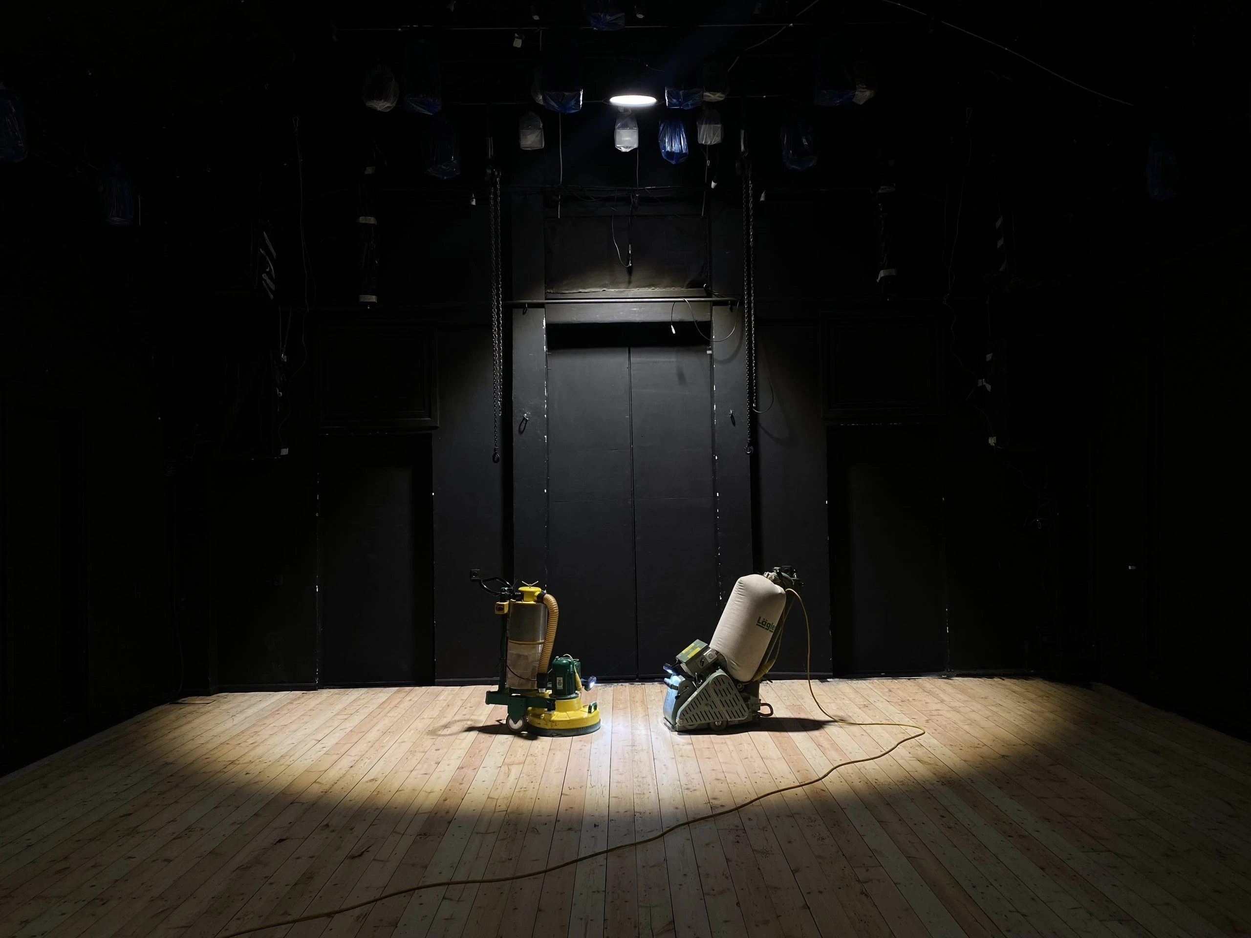 Parketo šlifavimas atliktas ant teatro schenos grindų +37067134228