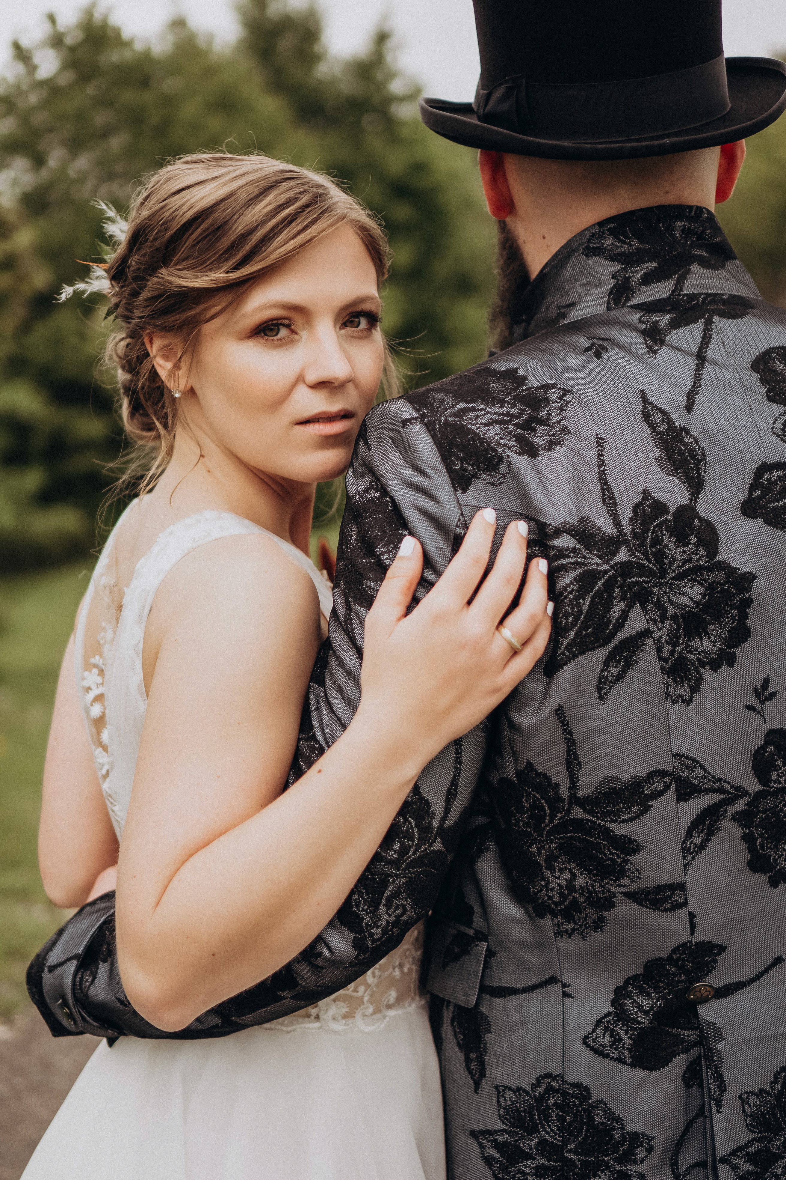 Romantische Hochzeitsfotografie in Bogen – Brautpaar bei einem emotionalen Moment im Freien.