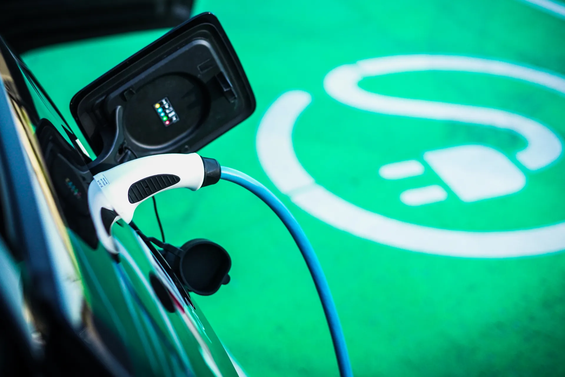 Ein Elektroauto welches gerade geladen wird. 