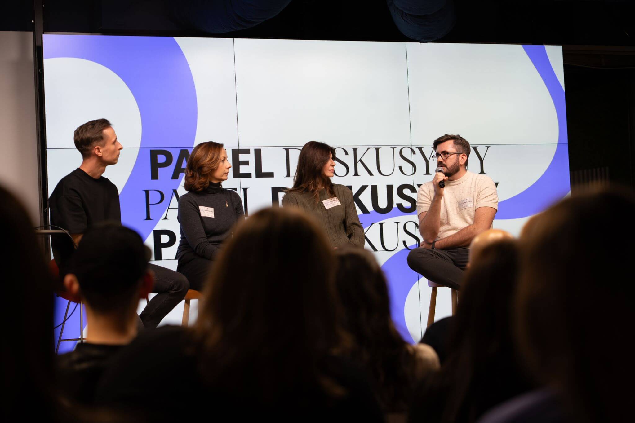 Bartosz mówi podczas dyskusji panelowej na wydarzeniu Lucky Talks.