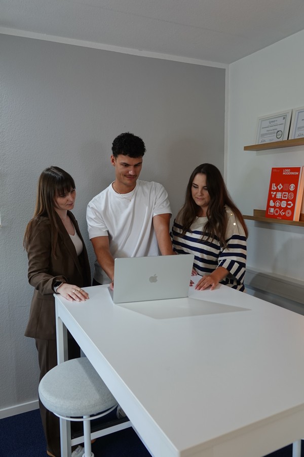 Gruppe von Menschen beim Arbeiten.