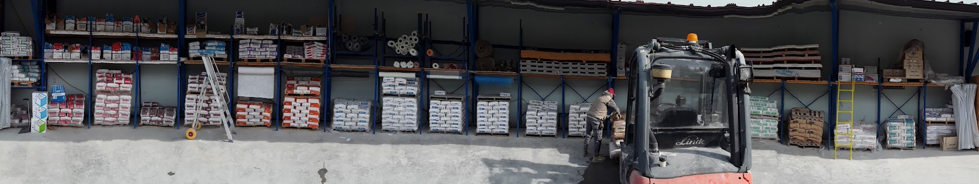 Il magazzino edile della vecchia attività di Carlo Celanetti è il segno di stabilità che riporta nella sua filosofia di oggi