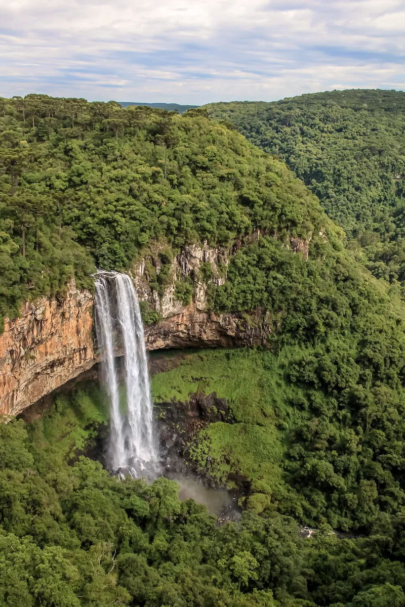 Cascata em meio à natureza na região de Gramado e Canela