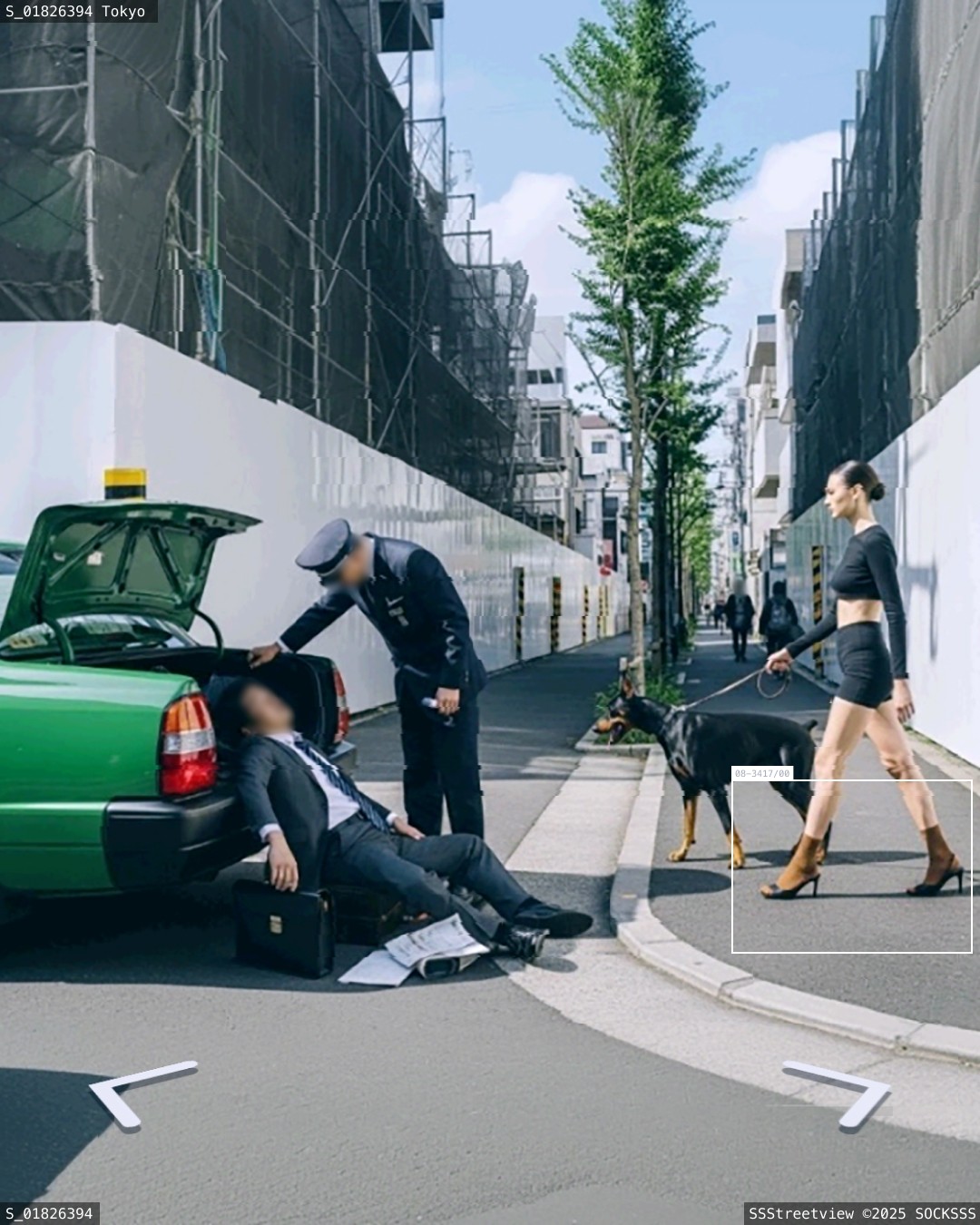 Une femme avec des chaussettes marron traverse la rue avec son chien pendant qu'un chauffeur de taxi reveille son client dans le coffre