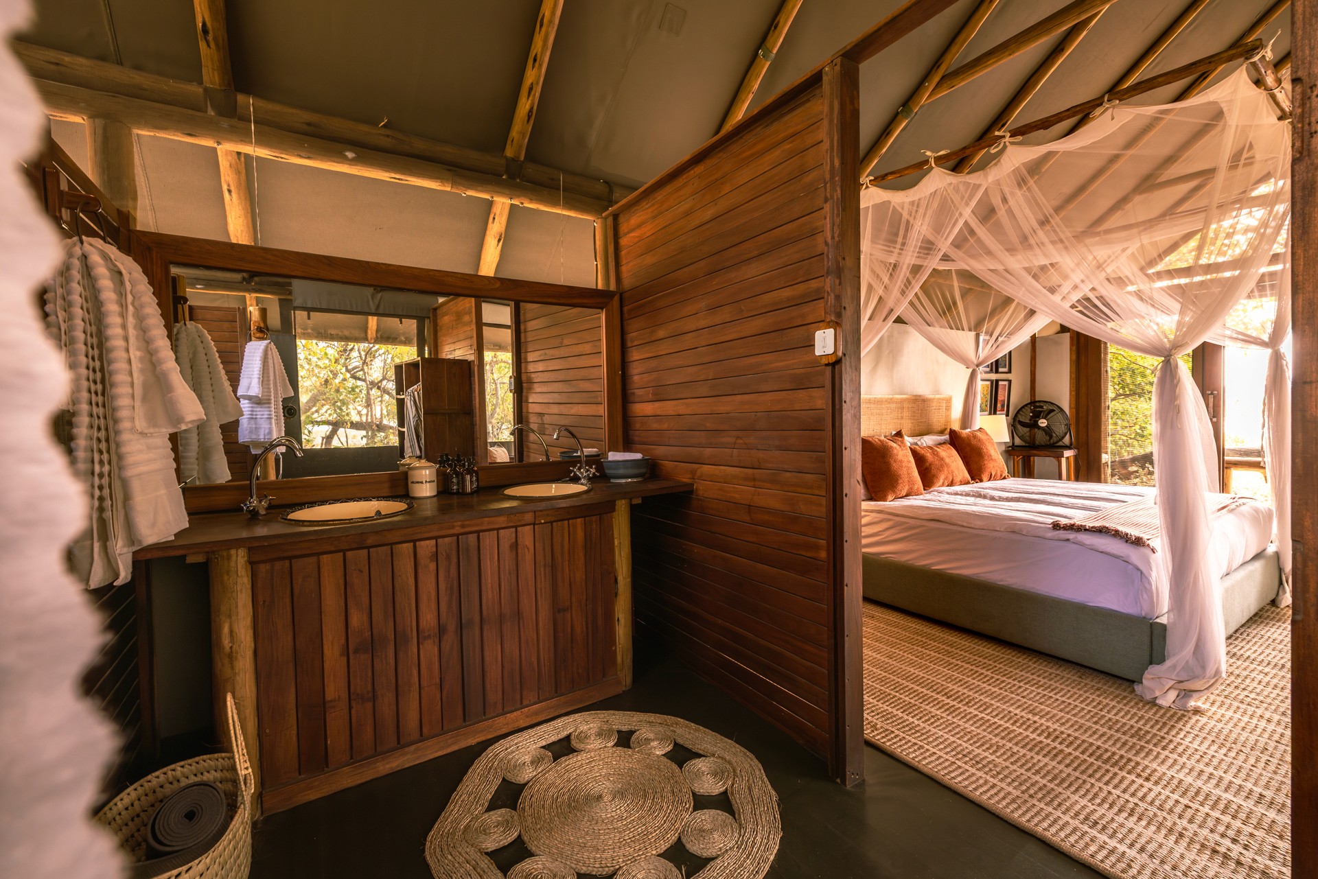 Kujwana Delta Ride, Okavango Delta, Botswana. Lyxigt och rymligt boende på Kujwana Camp. Ensuite badrum med ingång från lyxigt boende på Kujwana Camp.