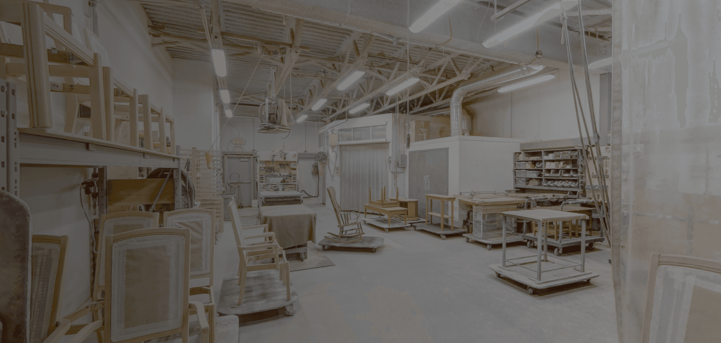 Intérieur de l'atelier de Le Décapeur A.C., vue panoramique.