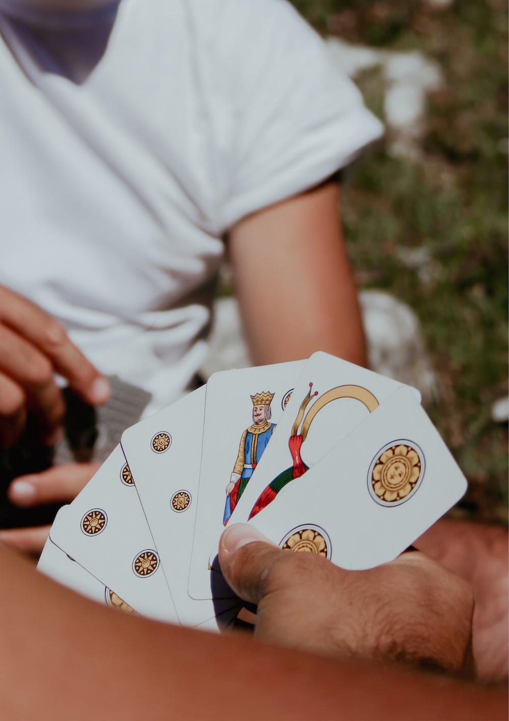 Zwei Männer spielen das italienische Kartenspiel Scopa