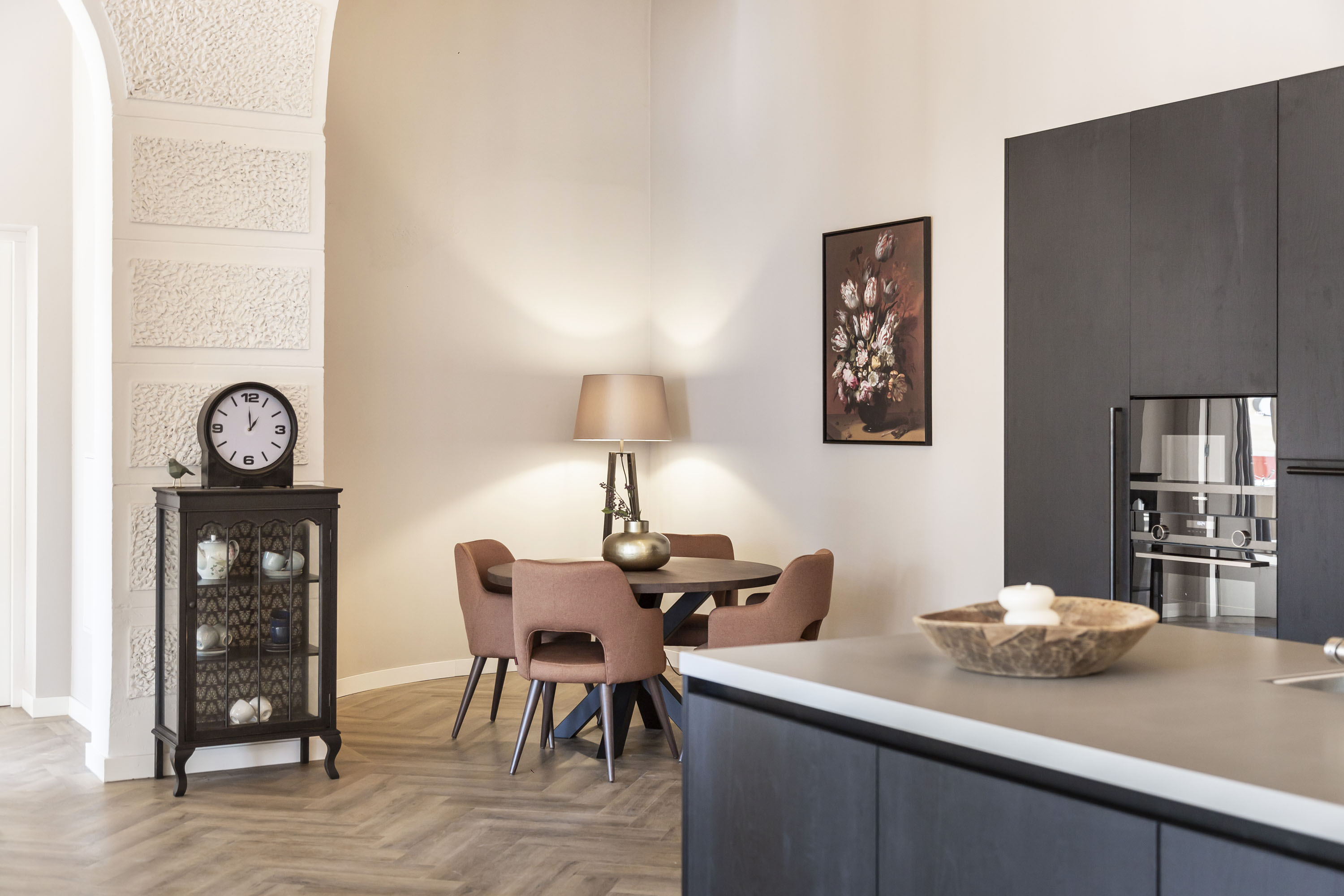 zwarte keuken met ronde eettafel 