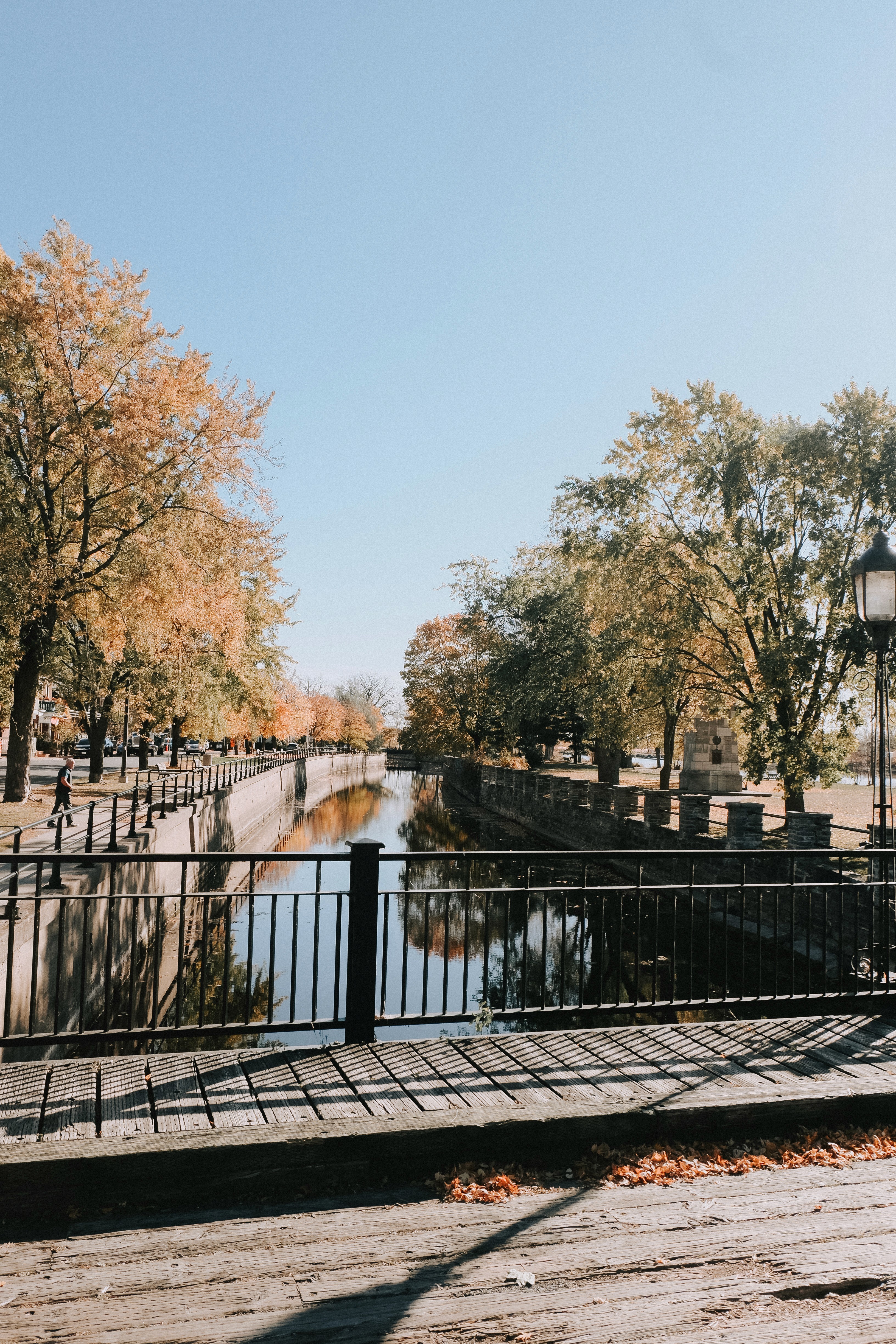 Vue pittoresque du canal à Lachine, entouré d'arbres en automne.