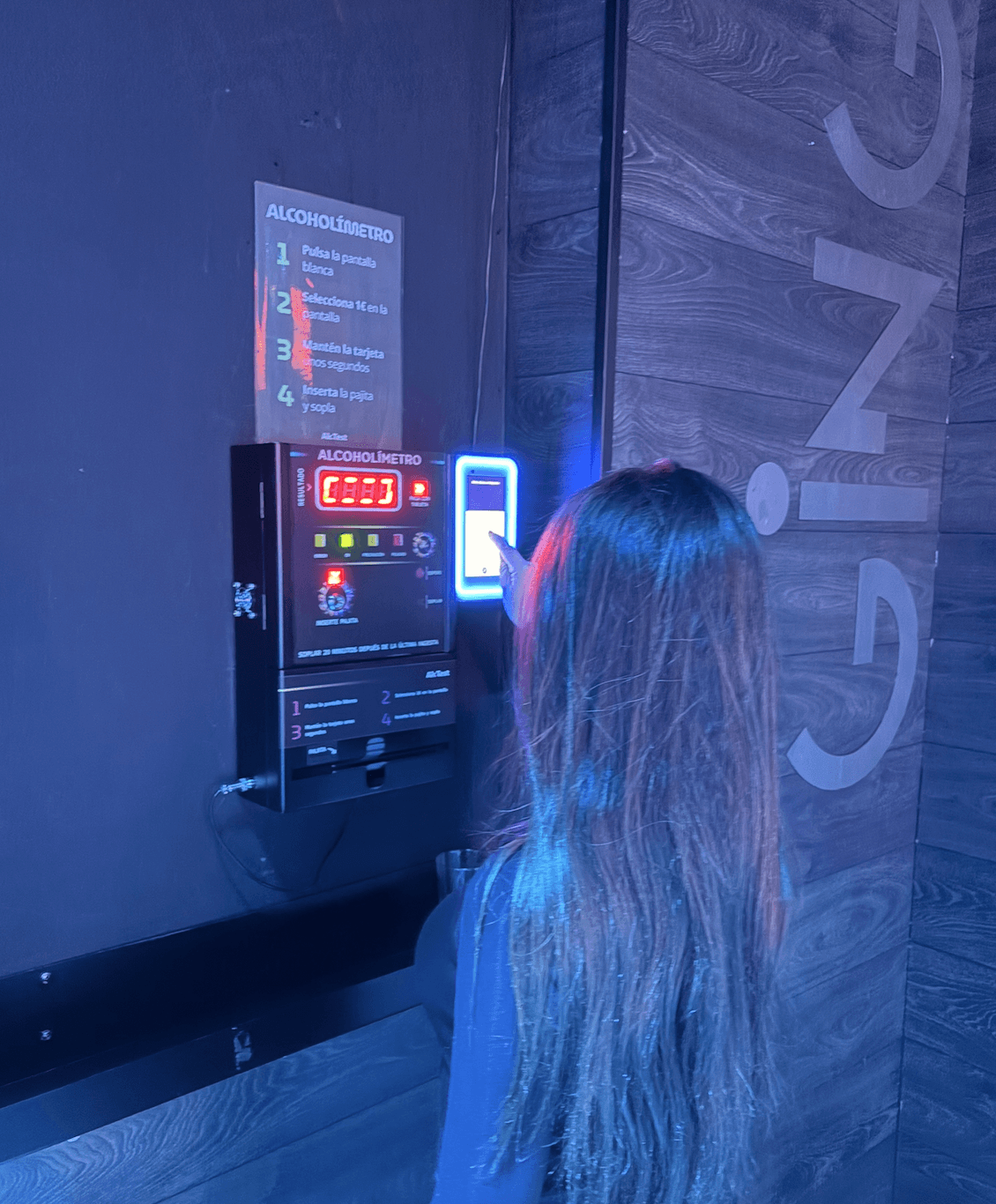 Gente de fiesta. Alcoholimetro