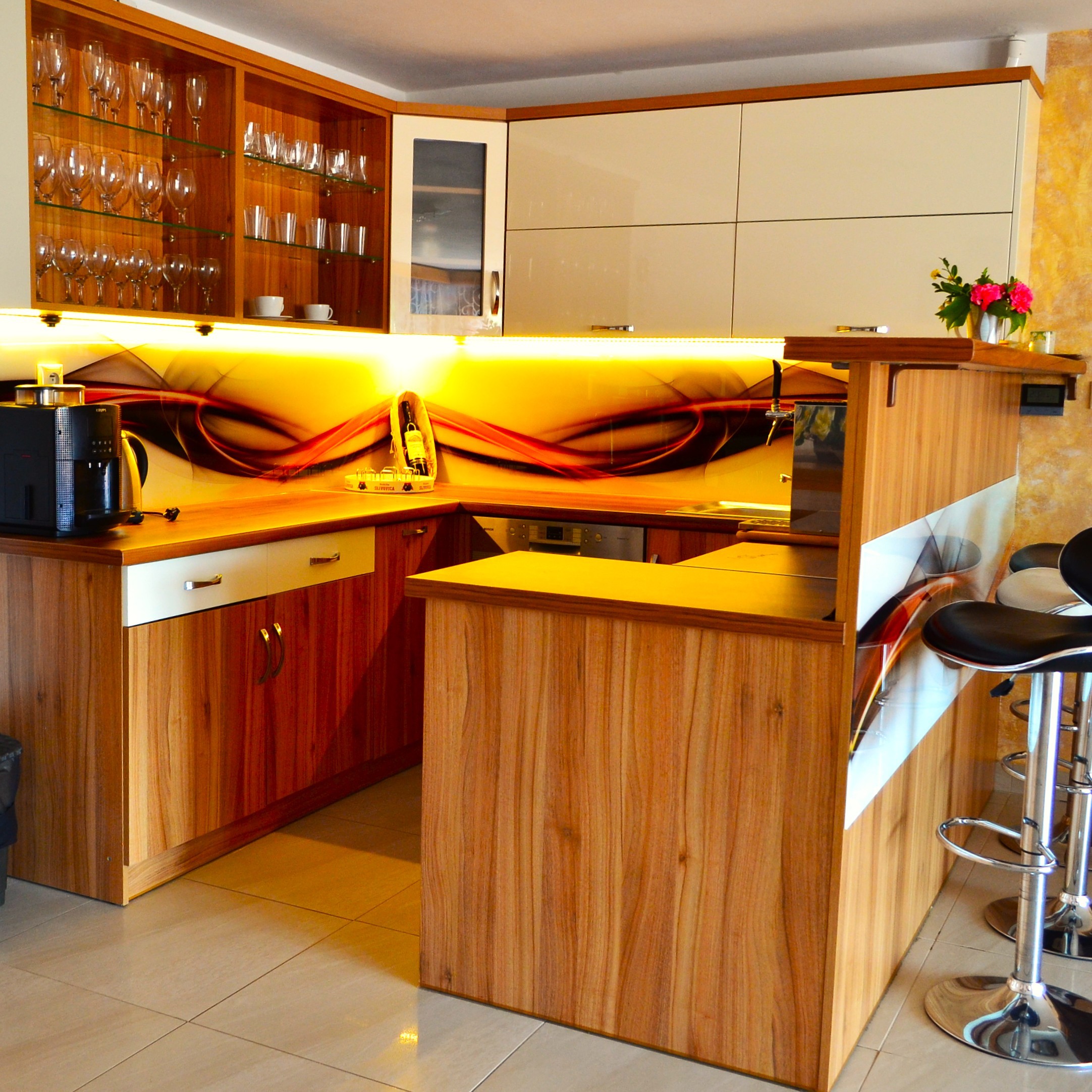 spoločenská miestnosť s barom a výčapom napivo