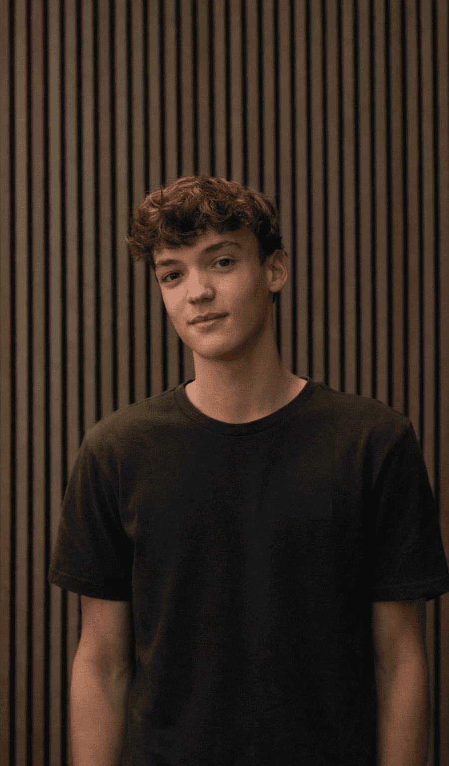 Een man met een zwart shirt die een dienblad vastheeft