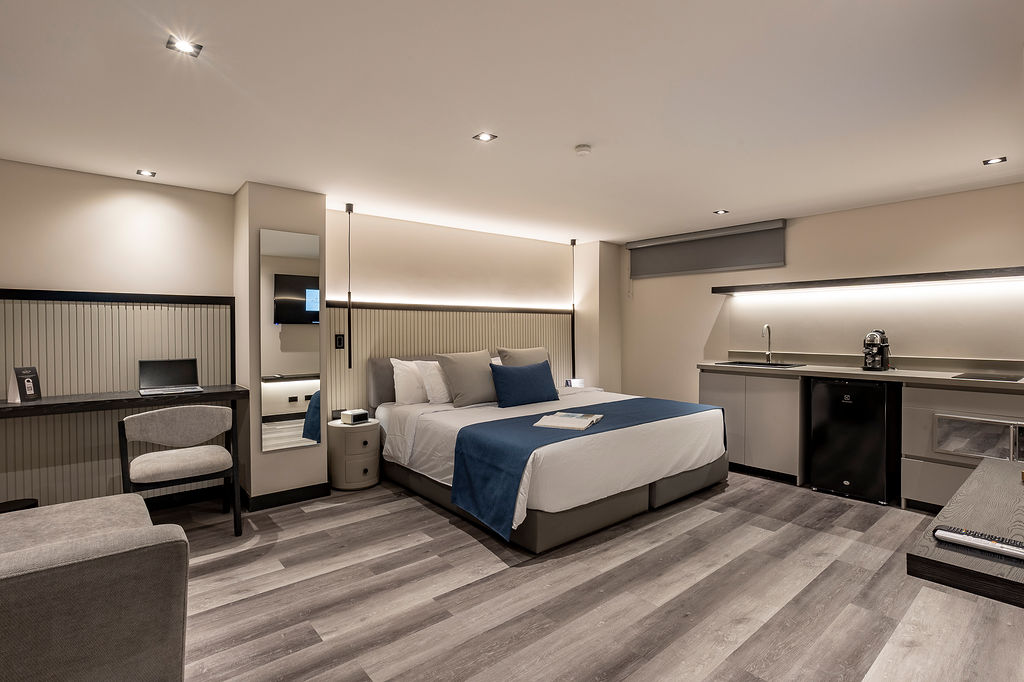 Alojamiento elegante para ejecutivos en Medellín, suite Altus Loft ideal para estadías largas con cocina dotada y espacio de trabajo insonorizado.