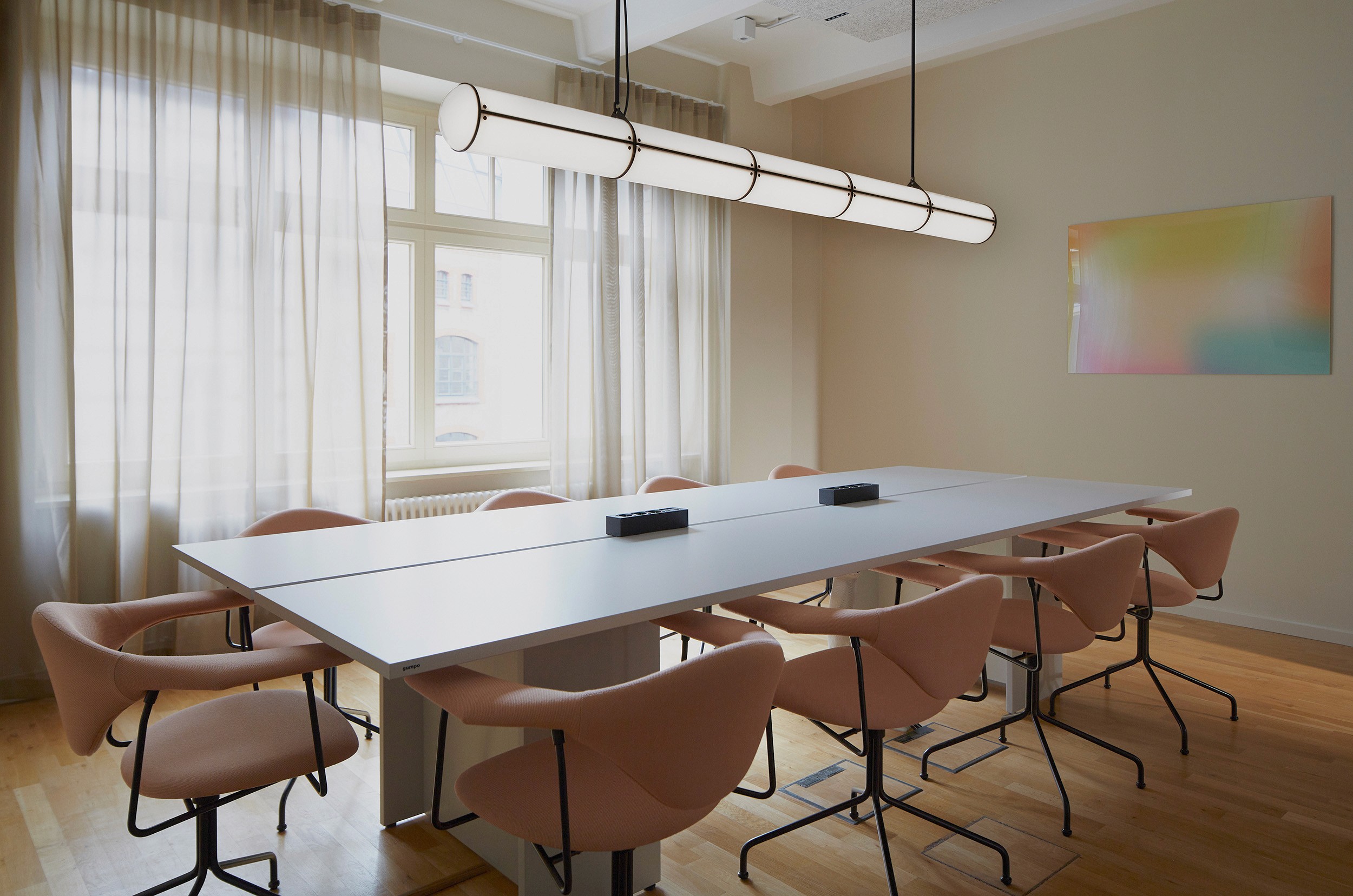 Innenarchitektur für Konferenzraum Berlin mit modernem Mobiliar und optimaler Akustik