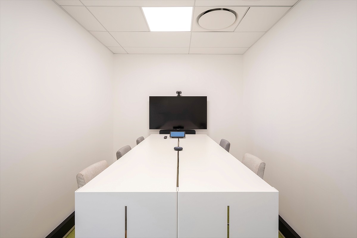 salle de viso moderne et blanche design minimalitse  — photographie architecture intérieure Lille Nord | Anteale Yann Manac’h 2025